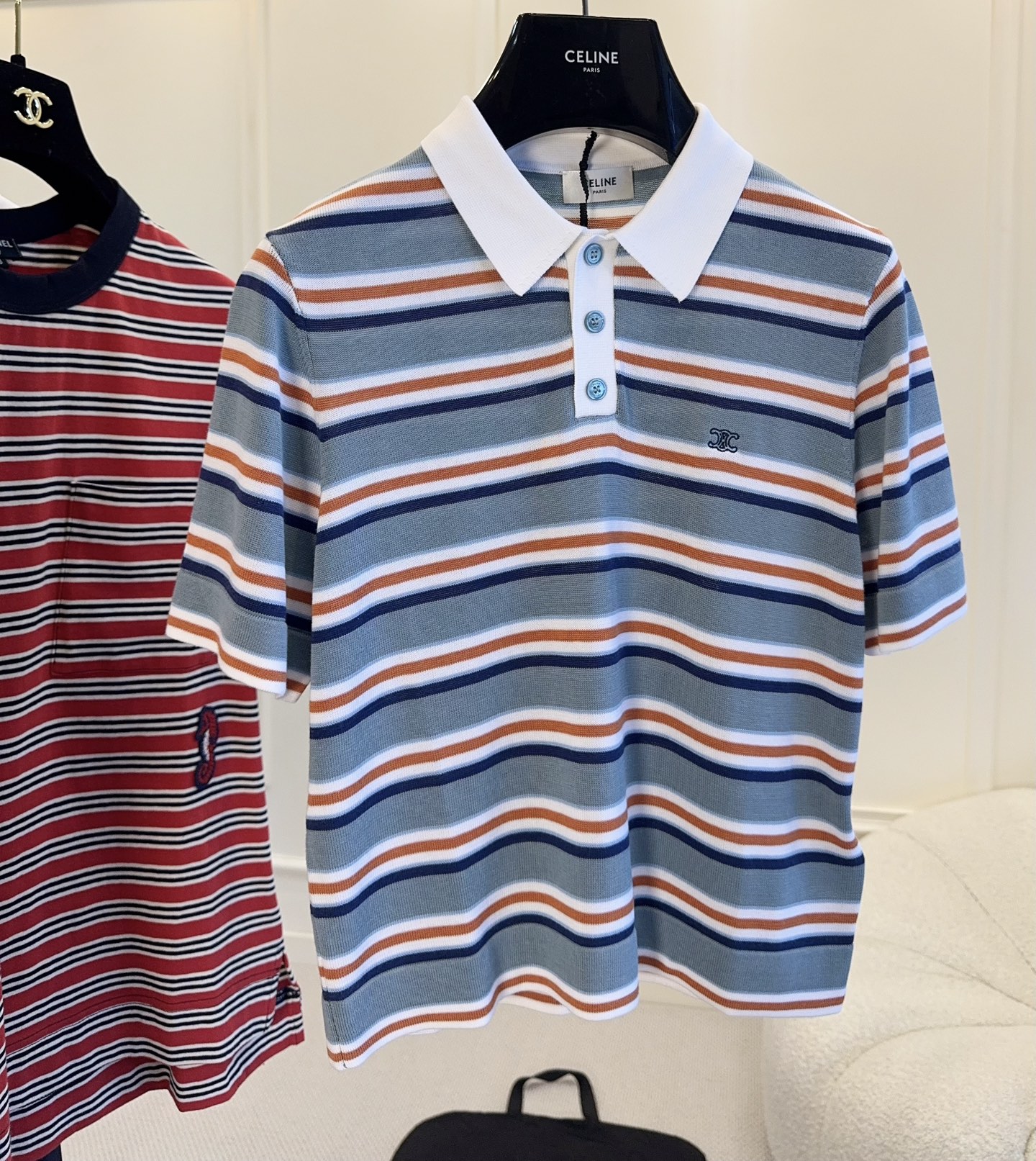 NO:901168,CELINE 26SS series striped short-sleeved Polo, blue and orange contrasting colors + white lapels, full of fresh and retro feel!  Mulberry silk blended knitted fabric is soft and skin-friendly, and super comfortable to wear in summer. The Triomphe embroidery on the chest is low-key and recognizable, and the short cut highlights the waistline. Pair it with high-waisted jeans or bootcut pants to easily get the American retro style. It is suitable for commuting, shopping, and vacation. It is age-reducing and fashionable. It is a must-have item for summer wear!  ,,celine,jeans,T-shirt,19860909CELINE 26SS系列条纹短袖Polo,蓝橙撞色+白色翻领,清新复古感满满！桑蚕丝混纺针织,柔软亲肤,夏天穿超舒服.胸前Triomphe刺绣低调有辨识度,短款剪裁显腰线,搭高腰牛仔裤或微喇裤,轻松get美式复古风.通勤、逛街、度假都很适合,减龄又时髦,是夏日穿搭必备单品！,,celine,jeans,T-shirt,,Women's clothing