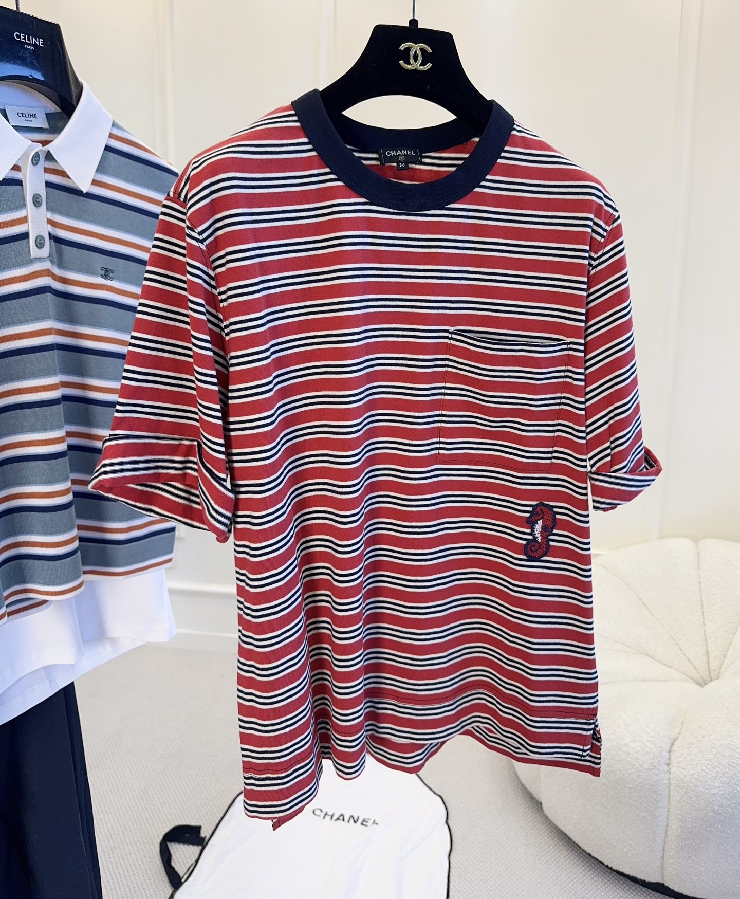 NO:901180,Chanel 26M Coco Beach series striped T-shirt, red, white and blue contrasting stripes + dark blue round collar, seahorse embroidery on the chest is very recognizable!  Pure cotton material, soft and breathable, super comfortable to wear in summer ~ loose fit, casual and lazy style, can be worn alone or layered, it goes well with jeans, shorts, skirts. It can be easily worn on vacation, daily life, and street style, it is a must-have and versatile item for summer wardrobe!  ,,chanel,skirts,shorts,jeans,tees,t-shirt,19860909Chanel 26M Coco Beach系列条纹T恤,红白蓝撞色条纹+深蓝圆领,胸前海马刺绣超有辨识度！纯棉材质,柔软透气,夏天穿超舒服～宽松版型,休闲慵懒风,单穿or内搭都OK,搭配牛仔裤、短裤、半裙都很出彩.度假、日常、街头风都能轻松驾驭,是夏季衣橱必备百搭单品！,,chanel,skirts,shorts,jeans,tees，t-shirt,,Women's clothing