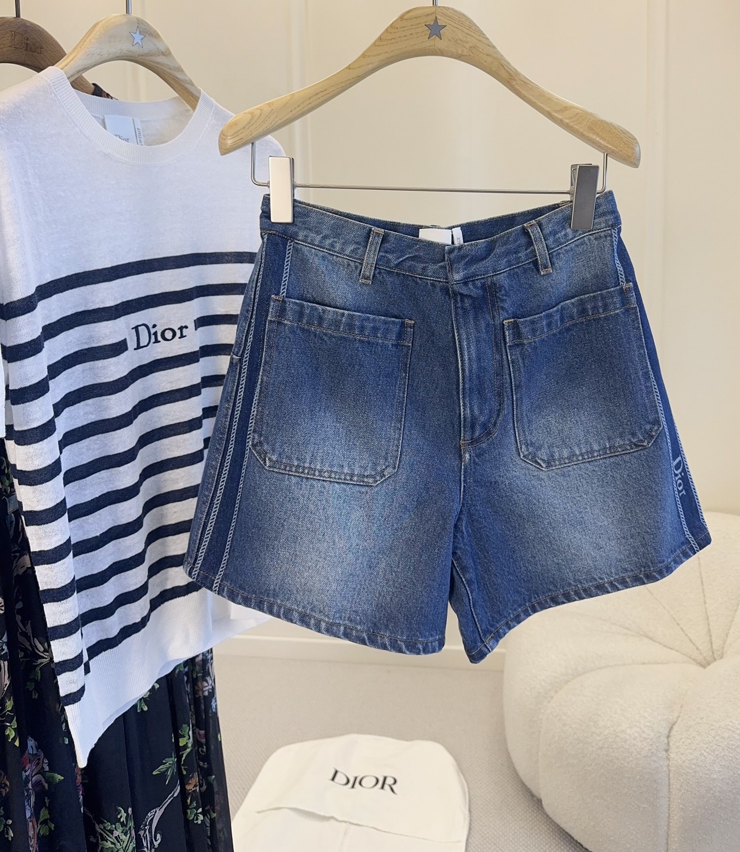 NO:902450,Dior2026 new high-waisted denim shorts, classic blue washed denim, soft and breathable, super comfortable to wear in summer!  The high-waisted A-line version + double back pockets are slim and practical, and the 'Dior' on the side is super recognizable. Paired with a white shirt or a sweater, it looks French and casual, and can be easily worn for daily outings and vacations!  ,,dior,shorts,shirts,19860909Dior2026新款高腰牛仔短裤,经典蓝色水洗牛仔布,质地柔软透气,夏天穿超舒服！高腰A字版型+双后袋,显瘦又实用,侧边“Dior”超有辨识度.随便搭白衬衫或针织衫都很法式休闲,日常出街、度假都能轻松驾驭！,,dior,shorts,shirts,,Women's clothing