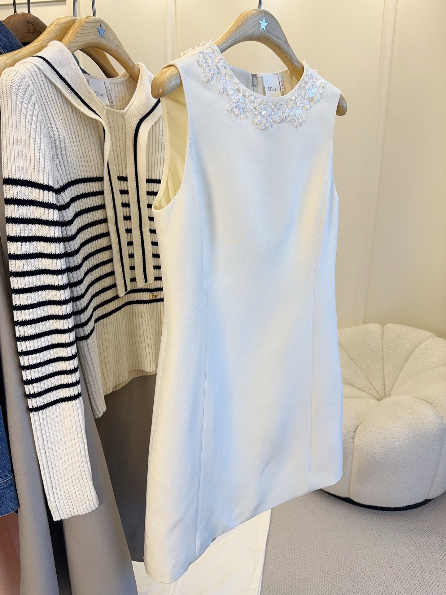 NO:902478,Dior2026 new white sleeveless silk wool dress, simple and elegant, with super exquisite neckline embroidery, retro and gentle. Silk wool blended fabric, soft and drapey, very comfortable to wear in summer. The skirt is moderate in length and can be easily managed in commuting, parties and formal occasions. The sleeveless design is refreshing and neat, and the lace details enhance the temperament. Pair it with high heels or clutch bag, and you can easily get Hepburn style.,, dior, high heels, handbag, skirts,19860909Dior2026新款白色无袖丝毛连衣裙,简约优雅,领口刺绣超精致,复古又温柔.丝毛混纺面料,柔软有垂感,夏天穿很舒服.裙长适中,通勤、聚会、正式场合都能轻松驾驭.无袖设计清爽利落,蕾丝细节提升气质,搭配高跟鞋或手拿包,轻松get赫本风穿搭.,,dior,high heels,handbag,skirts,,Women's clothing