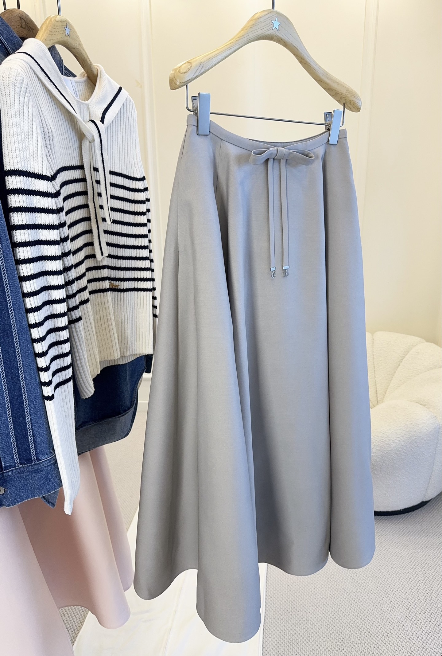 NO:902417,Dior2026 new gray silk wool high-waisted A-line skirt, customized silk wool drape fabric + bow design, simple, elegant and practical!  The skirt is loose, moderate in length, very leg-friendly, and can be easily controlled by a pear-shaped figure. The gray color is versatile and can be worn for commuting, daily life, and leisure. It goes well with shirts, sweaters, or T-shirts ~ The fabric is light and not easy to wrinkle, and it is super comfortable to wear in spring and summer. The skirt is elegant and flexible, and it brings a sense of atmosphere when walking.,, ​​dior, skirts, shirts, tees, t-shirt,19860909Dior2026新款灰色丝毛高腰A字半身裙,定制丝毛垂感面料+蝴蝶结设计,简约优雅又实用！裙摆宽松,长度适中,修饰腿型超友好,梨形身材也能轻松驾驭.灰色百搭,通勤、日常、休闲都能hold住,搭配衬衫、针织衫或T恤都很出彩～面料轻盈不易皱,春夏穿超舒适,裙摆飘逸灵动,走路自带氛围感.,,dior,skirts,shirts,tees，t-shirt,,Women's clothing