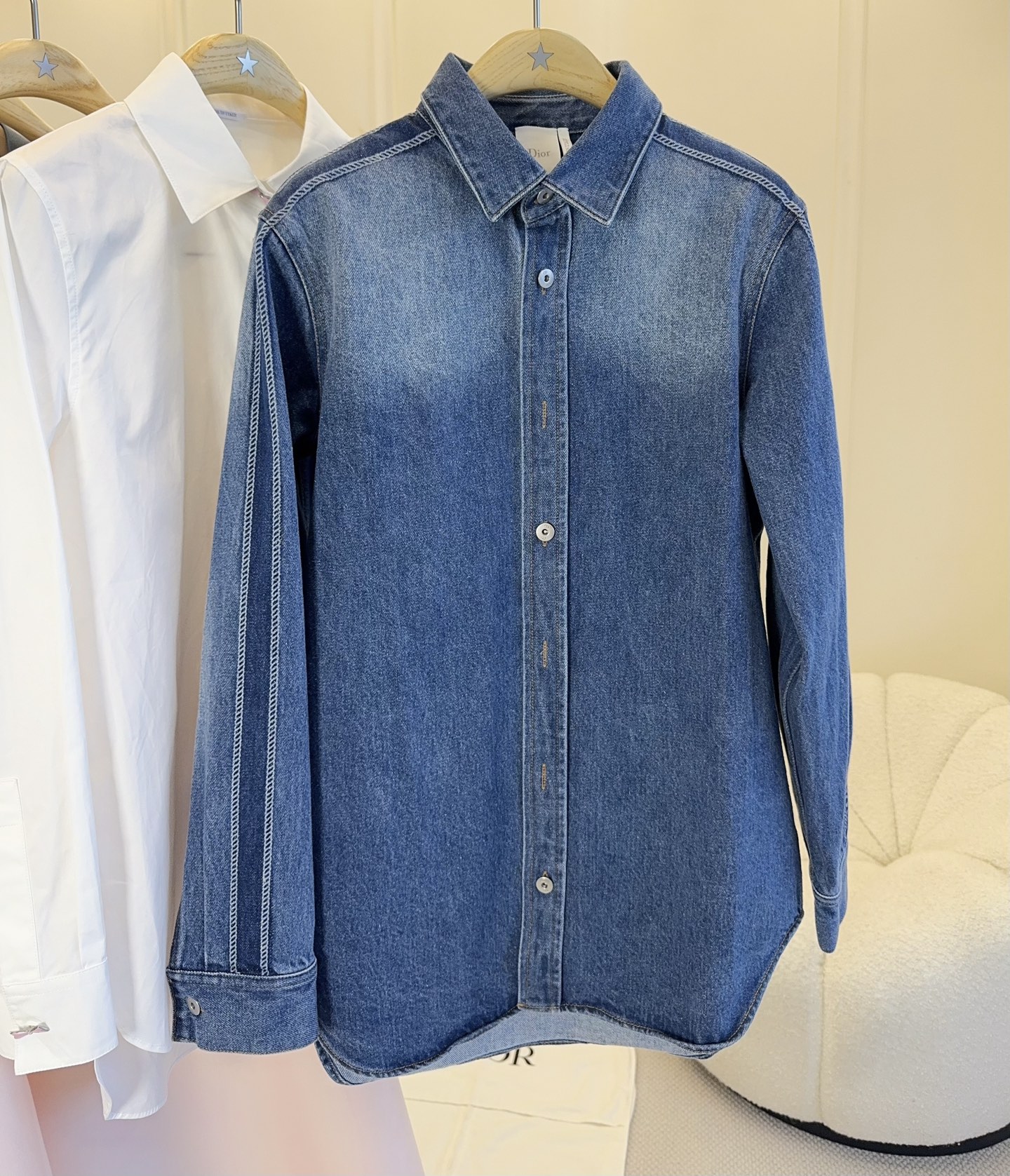NO:902443,DIOR's 2026 new gradient denim shirt is made of high-quality denim, with a dark and light blue gradient design that is super layered. It has a loose fit + classic lapel, perfect details on the cuffs and hem, and the DIOR logo on the left sleeve, which is highly recognizable!  It is OK to wear alone or layered in spring and autumn. It is casual and fashionable, and it is easy to create a high-end look~,, dior, shirts,19860909DIOR这2026新款渐变牛仔衬衫,采用高品质牛仔布,深浅蓝色渐变设计超有层次感.宽松版型+经典翻领,袖口和下摆细节满分,左袖还有DIOR标志,辨识度超高！春秋季节单穿or叠搭都很OK,休闲又时髦,轻松打造高级感穿搭～,,dior,shirts,,Women's clothing