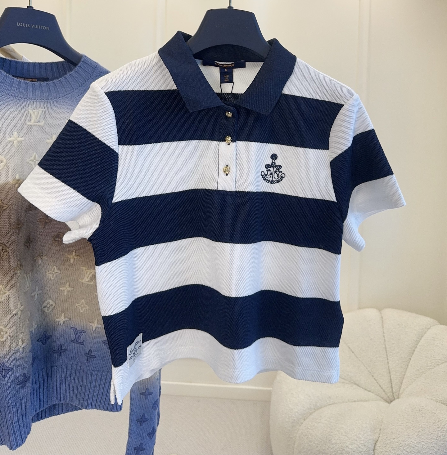 NO:902465,LV2026 new navy striped anchor Polo shirt, classic navy blue and white wide stripes, high-elastic pea cotton fabric, breathable and skin-friendly, super comfortable to wear in summer!  Gold-breasted buttons + anchor embroidery on the left chest, perfect details. Short waist cut, optimized body proportions, easy to control for commuting and vacation. Pair with denim skirt or shorts, French casual feeling~,, louis vuitton, skirts, shorts,19860909LV2026新款海军条纹船锚Polo衫,经典藏青白宽条纹,高弹珠地棉面料,透气又亲肤,夏天穿超舒服！金色排扣+左胸船锚刺绣,细节满分.短款收腰剪裁,优化身材比例,通勤、度假都能轻松驾驭,搭配牛仔裙或短裤,法式休闲感拿捏住啦～,,louis vuitton,skirts,shorts,,Women's clothing