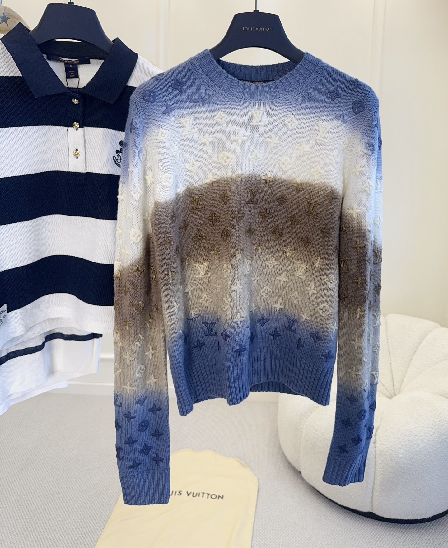 NO:903747,LV2026 new gradient knitted sweater, classic Monogram presbyopic pattern, gradient from light gray to dark blue, elegant and high-end. Cashmere wool knitted fabric, soft and comfortable, very suitable for autumn and winter. The full pattern of presbyopic details is exquisite, and the brand recognition is perfect!  The loose fit makes it easy to wear for commuting, vacations, and dinners. It goes well with jeans or skirts. You can easily get a casual and elegant look.,, louis vuitton, skirts, jeans,19860909LV2026新款渐变针织衫,经典Monogram老花图案,浅灰到深蓝渐变,优雅又高级.羊绒羊毛针织面料,柔软舒适,秋冬穿超合适.满幅老花细节精致,品牌辨识度满分！版型宽松,通勤、度假、晚宴都能轻松驾驭,搭配牛仔裤或裙装都很出彩,随性贵气轻松get.,,louis vuitton,skirts,jeans,,Women's clothing