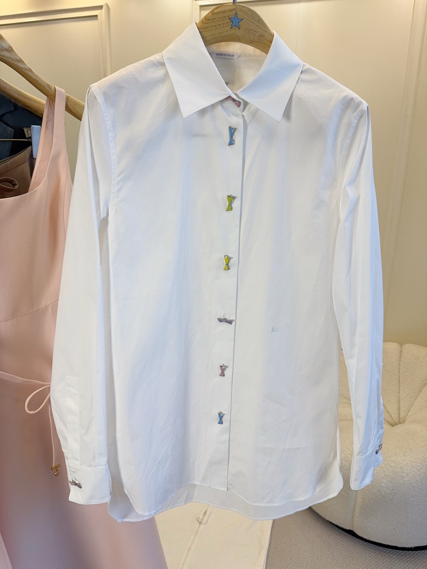 NO:903762,Dior2026 new color bow button white shirt, pure cotton material is soft and skin-friendly, super comfortable to wear!  Colorful bow buttons + exquisite embroidery, full of details, elegant and playful. Pointed collar + curved hem, modify the body shape, easy to control during daily commuting. Whether worn alone or layered, you can easily create a French retro or Korean lazy style, versatile and easy to match!  ,,dior,shirts,19860909Dior2026新款彩色蝴蝶结纽扣白衬衫,纯棉材质柔软亲肤,穿着超舒适！彩色蝴蝶结纽扣+精致刺绣,细节满分,优雅又俏皮.尖领+弧形下摆,修饰身形,通勤日常都能轻松驾驭.无论单穿还是叠搭,都能轻松打造法式复古or韩系慵懒风,百搭不挑人！,,dior,shirts,,Women's clothing