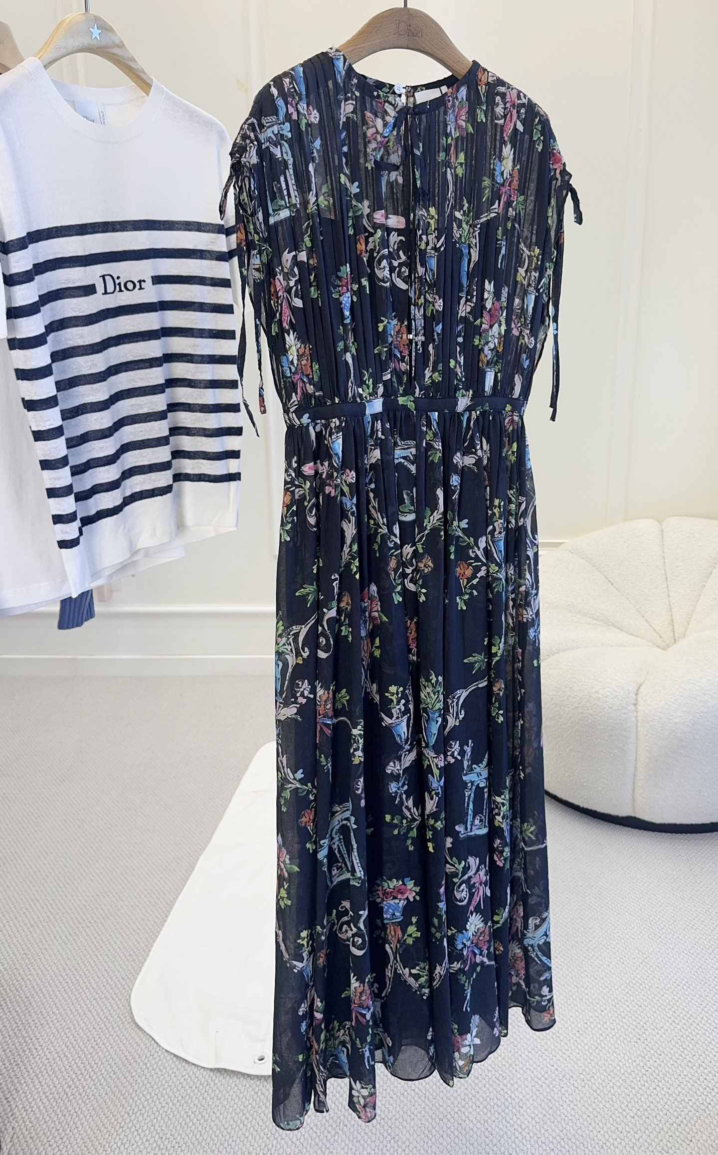 NO:903778,Dior2026 new printed cotton dress, light and breathable, super comfortable to wear in summer!  The dark bottom with floral and architectural patterns brings a French retro atmosphere. The waist design + strappy cuffs modify the figure and make it look elegant. The skirt is elegant and perfect for vacation, commuting and taking photos. Pair it with high heels or sandals to easily switch styles, practical and beautiful!  ,,dior,sandals,high heels,skirts,19860909Dior2026新款印花纯棉连衣裙,轻盈透气,夏天穿超舒服！深色底配花卉和建筑图案,法式复古氛围感拉满.收腰设计+绑带袖口,修饰身形又显优雅,裙摆飘逸,度假、通勤、拍照都很出片.搭配高跟鞋或凉鞋,轻松切换风格,实用又美貌！,,dior,sandals,high heels,skirts,,Women's clothing