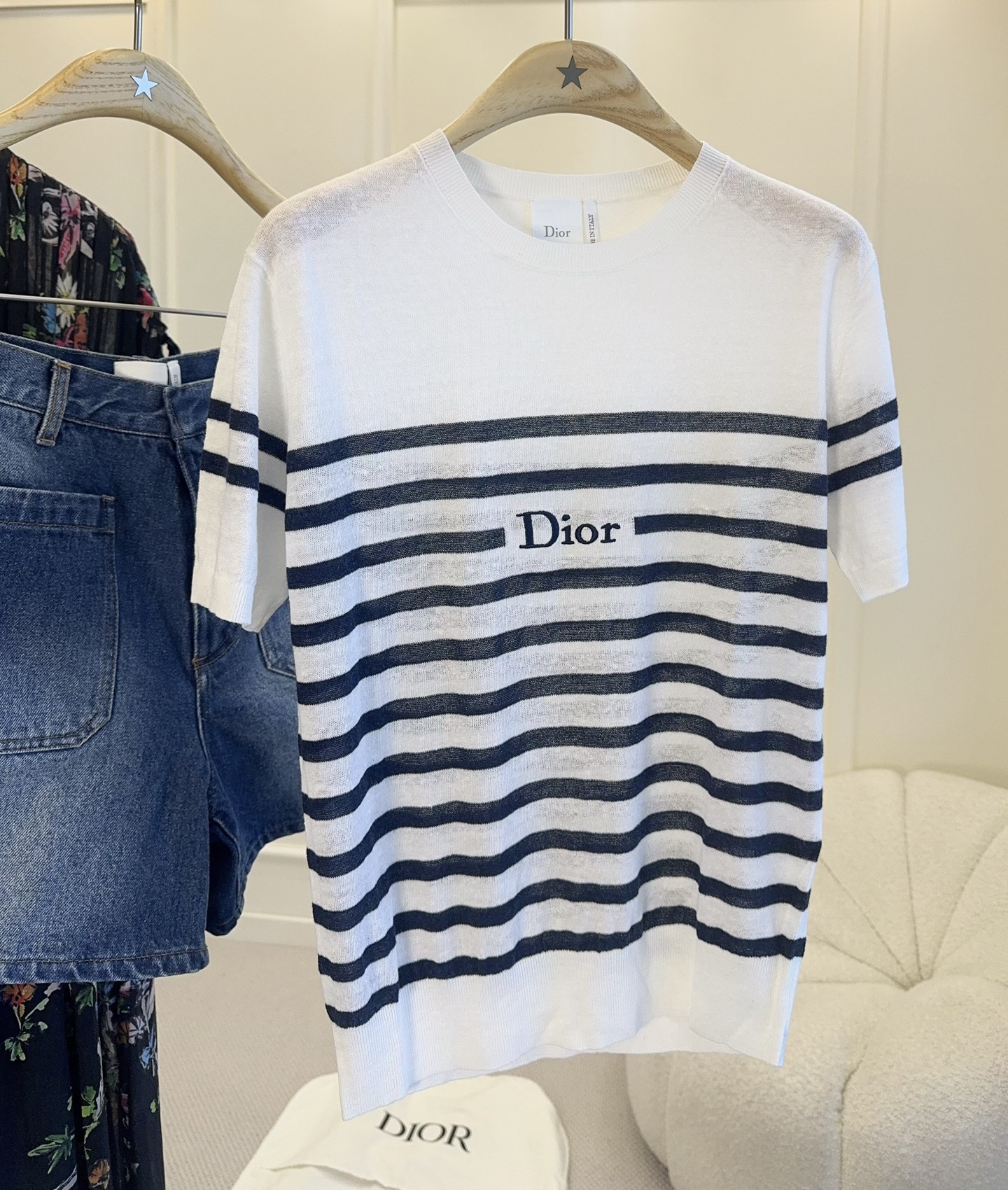 NO:903729,Dior 2026 spring and summer series striped knitted short-sleeves, classic navy + off-white D-Stripes, the 'Dior' logo on the chest is very recognizable. The linen blend material is light and breathable, super comfortable to wear in spring and summer!  Straight cut + ribbed trim, simple and exquisite, short-sleeved design is versatile, can be easily worn with jeans and skirts, full of French nautical style, suitable for daily leisure or vacation~, dior, skirts, jeans, T-shirt,19860909Dior 2026春夏系列条纹针织短袖,经典海军蓝+米白D-Stripes,胸前“Dior”标志超有辨识度.亚麻混纺材质轻薄透气,春夏穿超舒服！直筒剪裁+罗纹饰边,简约又精致,短袖设计百搭,牛仔裤、半裙都能轻松驾驭,法式航海风满满,日常休闲或度假都很适合～,,dior,skirts,jeans,T-shirt,,Women's clothing