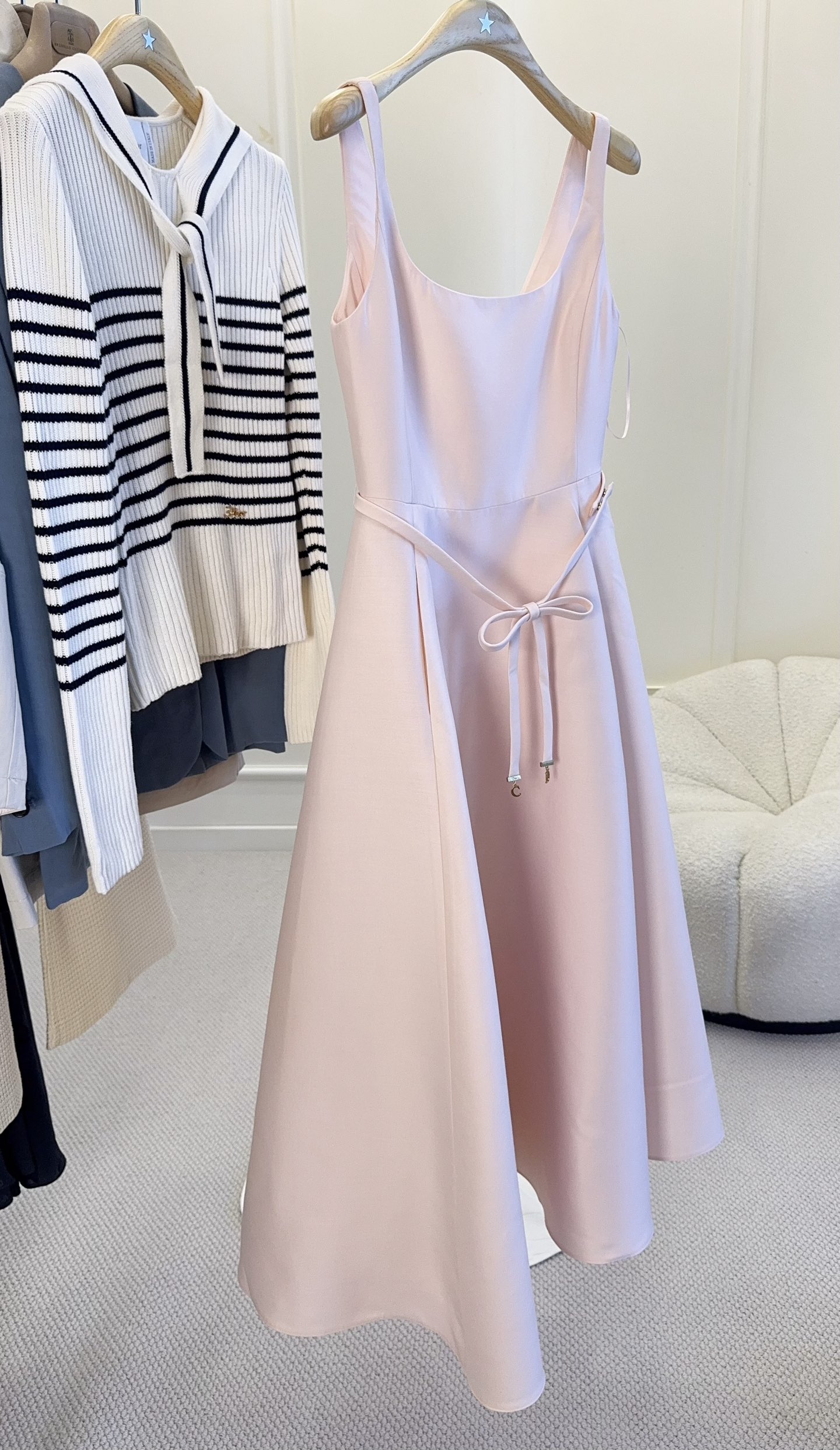 NO:905466,DIOR2026 new pink silk wool satin dress is made of high-quality silk wool fabric, which is silky to the touch and full of luster. Sleeveless + bow belt design outlines the elegant waistline. The large skirt has an elegant feeling when walking, and full of French romantic atmosphere!  The light pink color is gentle and not picky about skin color. It can be easily used on dates, weddings, and dinners. Pair it with pearl jewelry or high heels to instantly enhance your temperament!  ,,dior,high heels,skirts,19860909DIOR2026新款粉色丝毛缎面连衣裙,采用高品丝毛面料,触感丝滑,光泽感满满.无袖+蝴蝶结腰带设计,勾勒优雅腰线,大裙摆走路自带飘逸感,法式浪漫氛围拉满！浅粉色温柔不挑肤色,约会、婚礼、晚宴都能轻松驾驭,搭配珍珠饰品或高跟鞋,气质直接up！,,dior,high heels,skirts,,Women's clothing