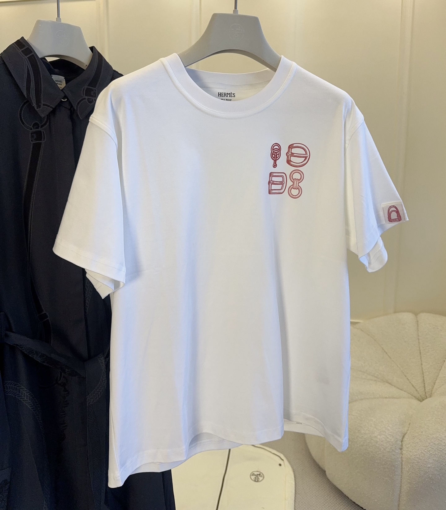 NO:906867,Hermes 2026 new four-button equestrian 26SS series short-sleeved T-shirt, made of pure cotton, soft and comfortable, super refreshing to wear in summer!  The main color is white + red print on the chest, simple and recognizable, with small logo embellishments on the cuffs, full of details. Loose style, free movement, suitable for daily leisure or outdoor, easily create a lazy atmosphere ~, hermes, T-shirt, tees, t-shirt,19860909Hermes2026新款四扣马术26SS系列短袖T恤,纯棉材质,柔软舒适,夏天穿超清爽！白色主色+胸前红色印花,简约又有辨识度,袖口还有小标志点缀,细节满分.宽松版型,活动自由,日常休闲或户外都很适合,轻松打造慵懒氛围感～,,hermes,T-shirt,tees，t-shirt,,Women's clothing