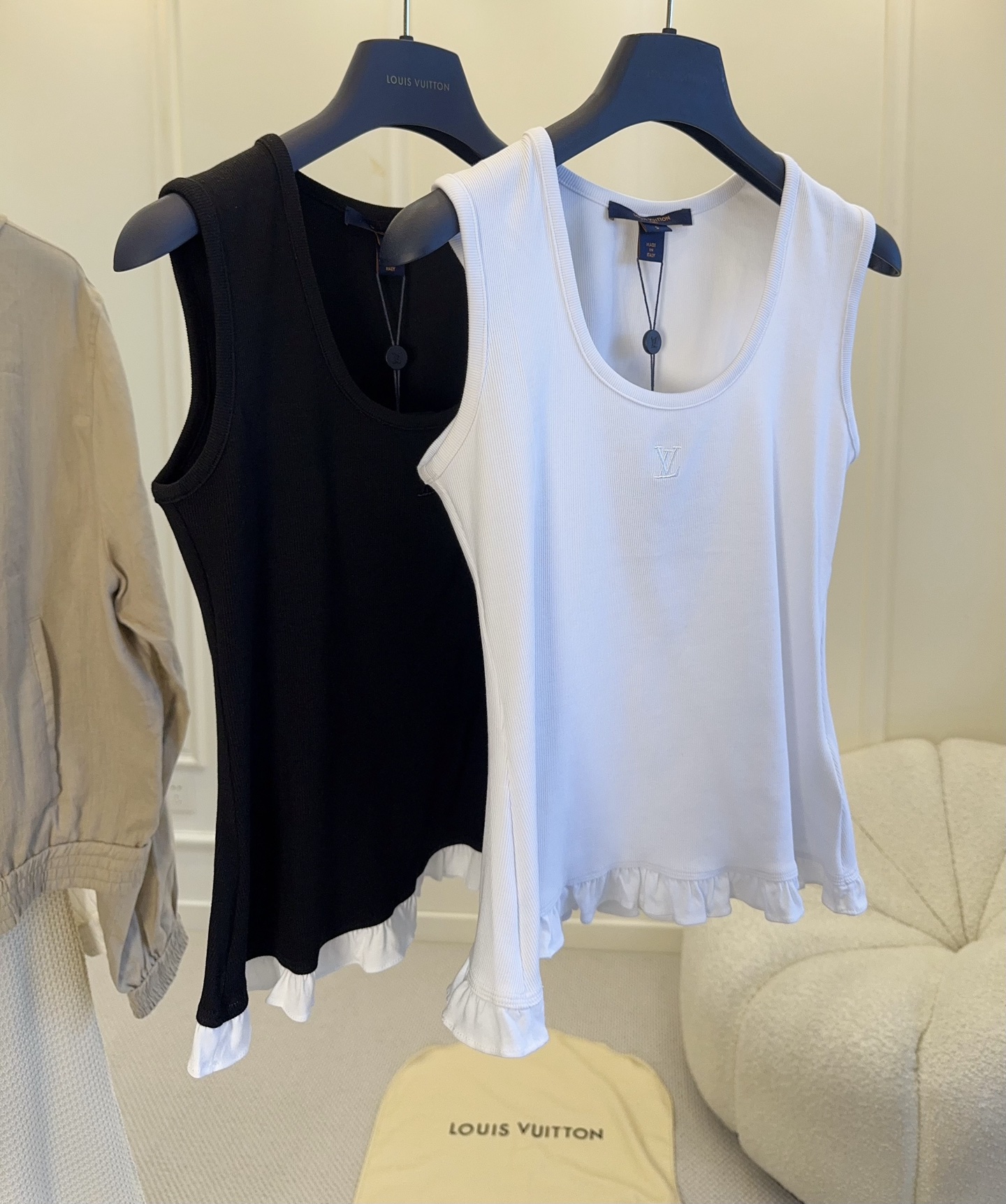 NO:905436,LV 2026 new fungus-edged patchwork vest, made of high-elastic knitted fabric, skin-friendly and breathable, super comfortable to wear in summer!  The U-shaped round neck modifies the neck line, and the low-key logo on the chest is very recognizable. The hem is spliced ​​with white fungus, and the contrasting black and white colors highlight the waistline. The fake two-piece design is full of layers. It looks great when worn alone or layered with suits and shirts. It can be easily used in daily commuting, casual and high-end!  ,,louis vuitton,shirts,business suit,19860909LV 2026新款木耳边拼接背心,高弹针织面料,亲肤透气,夏天穿超舒服！U型圆领修饰颈部线条,胸口低调Logo超有辨识度.下摆白色木耳边拼接,黑白撞色显腰线,假两件设计层次感满满,单穿或叠搭西装、衬衫都很出彩,通勤日常都能轻松驾驭,随性又高级！,,louis vuitton,shirts,business suit,,Women's clothing