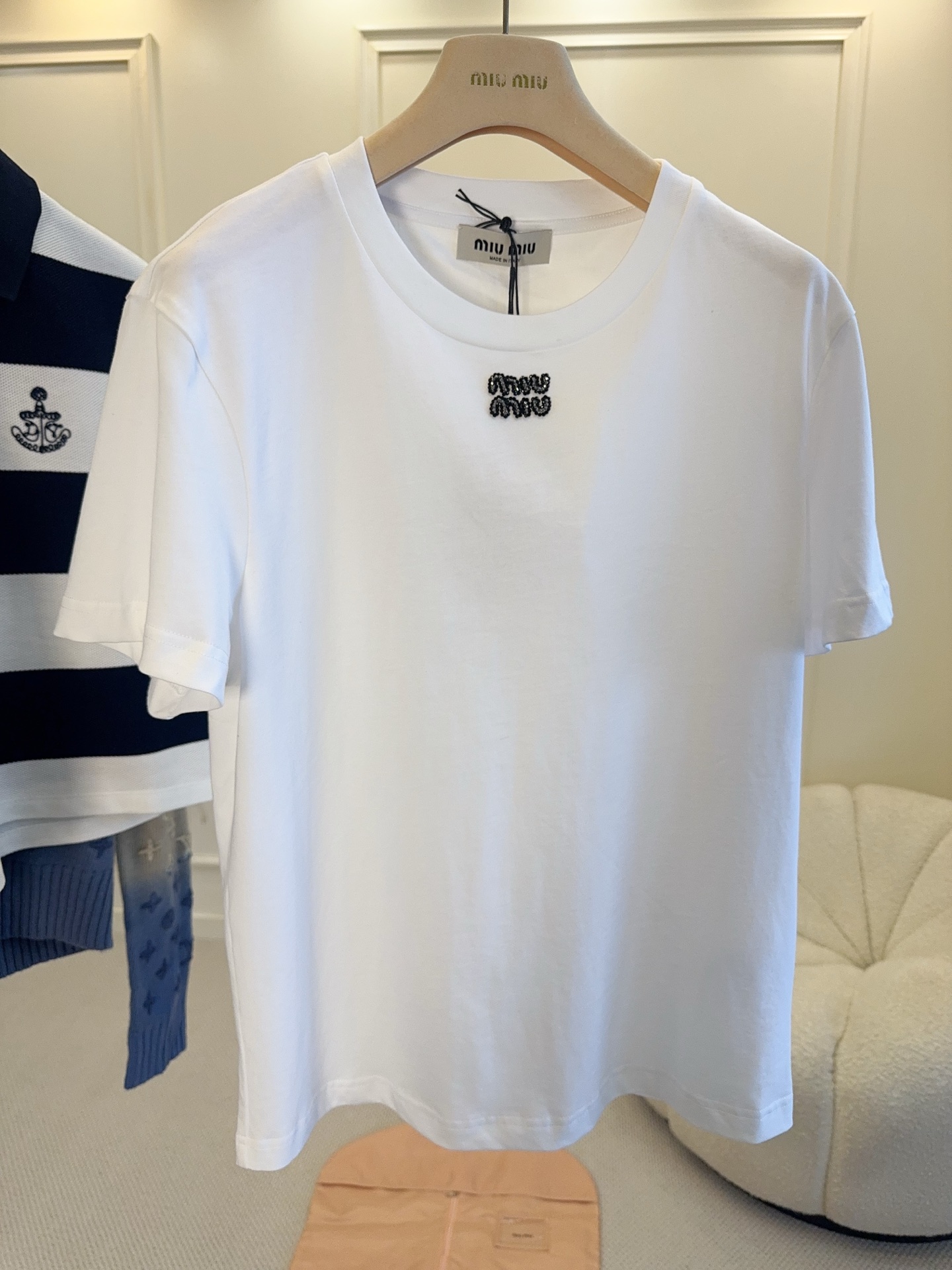 NO:906872,Miu Miu's 2016 new white short-sleeved T-shirt is made of pure cotton, soft and comfortable, and super refreshing to wear in summer!  The black embroidered logo on the chest is simple and recognizable. The right-shoulder design + loose fit accommodates a variety of body shapes, making it easy to manage for daily commuting and leisure. It is versatile and looks good with jeans or skirts. You can easily get Korean style or simple style!  ,,miumiu,skirts,jeans,T-shirt,tees,t-shirt,19860909Miu Miu2016新款白色短袖T恤,采用纯棉材质,柔软舒适,夏天穿超清爽！胸前黑色刺绣Logo,简约又有辨识度.正肩设计+宽松版型,包容多种身材,日常通勤、休闲都能轻松驾驭.百搭属性,随便配牛仔裤、半裙都好看,轻松get韩系or简约风穿搭！,,miumiu,skirts,jeans,T-shirt,tees，t-shirt,,Women's clothing