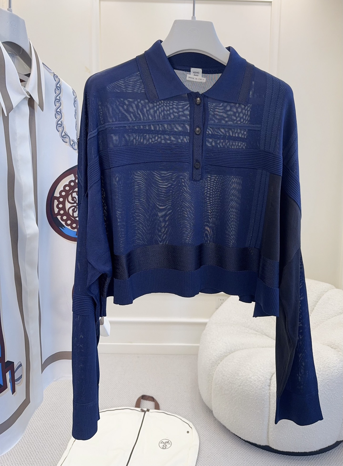 NO:906840,Hermes 2026 new knitted top, dark blue color with geometric texture, full of layering, polo collar + button design, exquisite details, elegant and modern. The splicing design enhances the texture and layering, Hermes' consistent high quality and unique design!  ,,hermes,hermes,19860909Hermes2026新款针织上衣,深蓝色调搭配几何纹理,层次感满满,polo领+纽扣设计,细节精致,优雅又现代.拼接设计提升质感和层次感,爱马仕一贯的高品质与独特设计！,,hermes,hermes,,Women's clothing