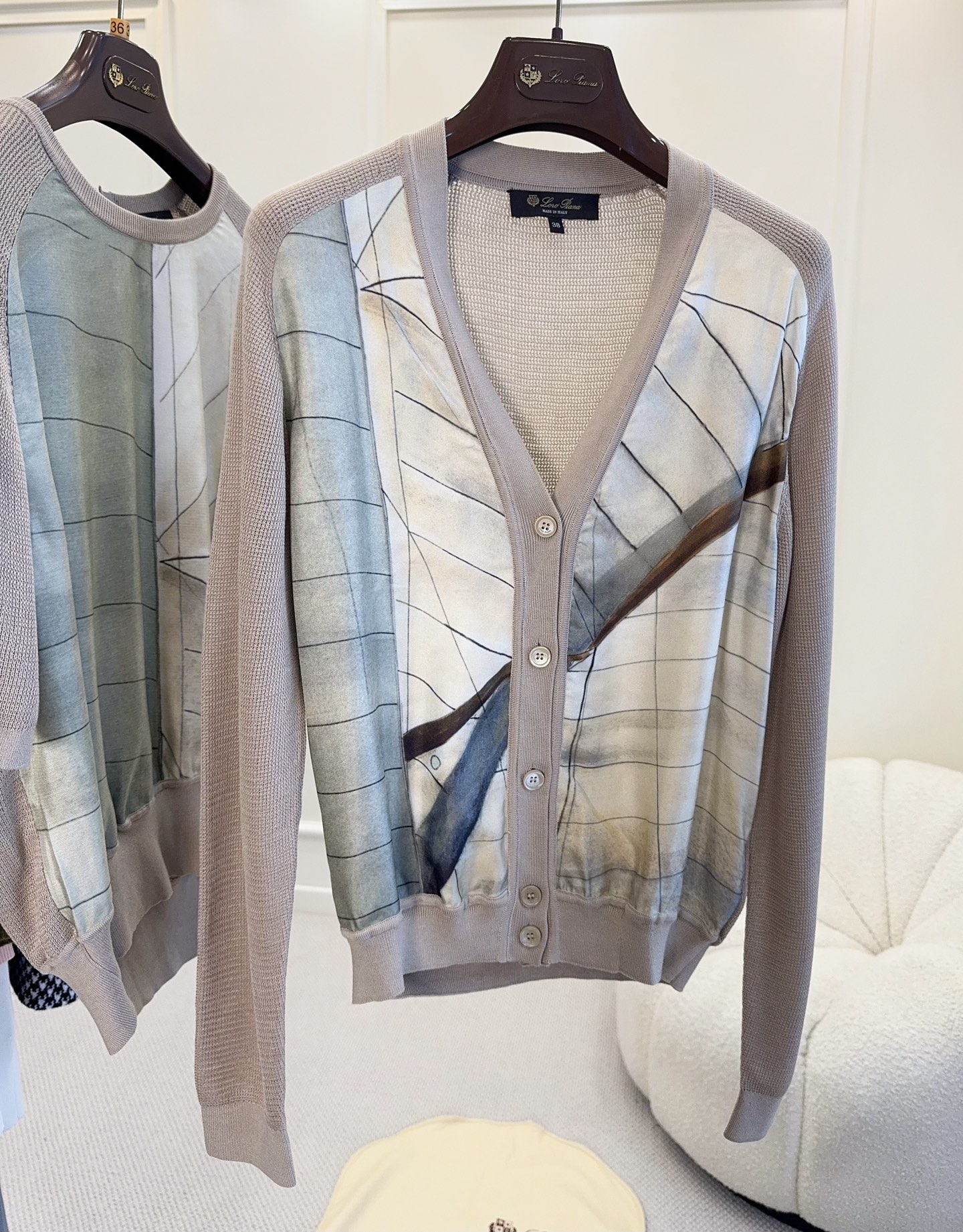 NO:906834,Loro Piana 2026 new patchwork knitted cardigan, with 22mm mulberry silk print on the front and silk knitting on the back, the material is high-end and comfortable. The geometric line design is simple and detailed, and the light beige color is super versatile and can be easily integrated into various styles. The brand has always insisted on high-quality fabrics, low-key luxury!  ,,loro piana,real silk,19860909Loro Piana2026新款拼接针织开衫,正面22姆米桑蚕丝印花,背面真丝针织,材质高级又舒适.几何线条设计,简约又有细节感,浅米色调超百搭,轻松融入各种穿搭风格.品牌一贯坚持高品质面料,低调奢华！,,loro piana,real silk,,Women's clothing
