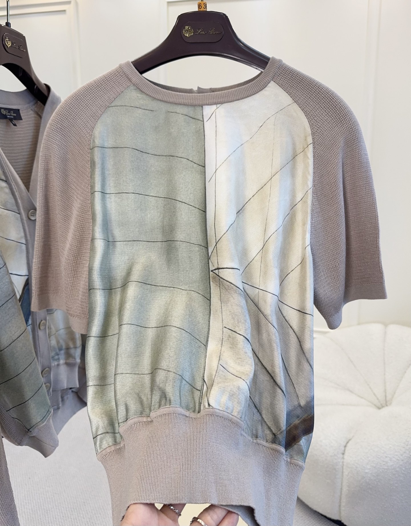 NO:906829,Loro Piana 2026 new patchwork sweater, 22mm mulberry silk print on the front, silk knitting on the back, high-end and comfortable material. Geometric line design, simple and detailed, light beige color is super versatile, easy to integrate into various styles. The brand has always insisted on high-quality fabrics, low-key luxury!  ,,loro piana,real silk,19860909Loro Piana2026新款拼接针织衫,正面22姆米桑蚕丝印花,背面真丝针织,材质高级又舒适.几何线条设计,简约又有细节感,浅米色调超百搭,轻松融入各种穿搭风格.品牌一贯坚持高品质面料,低调奢华！,,loro piana,real silk,,Women's clothing