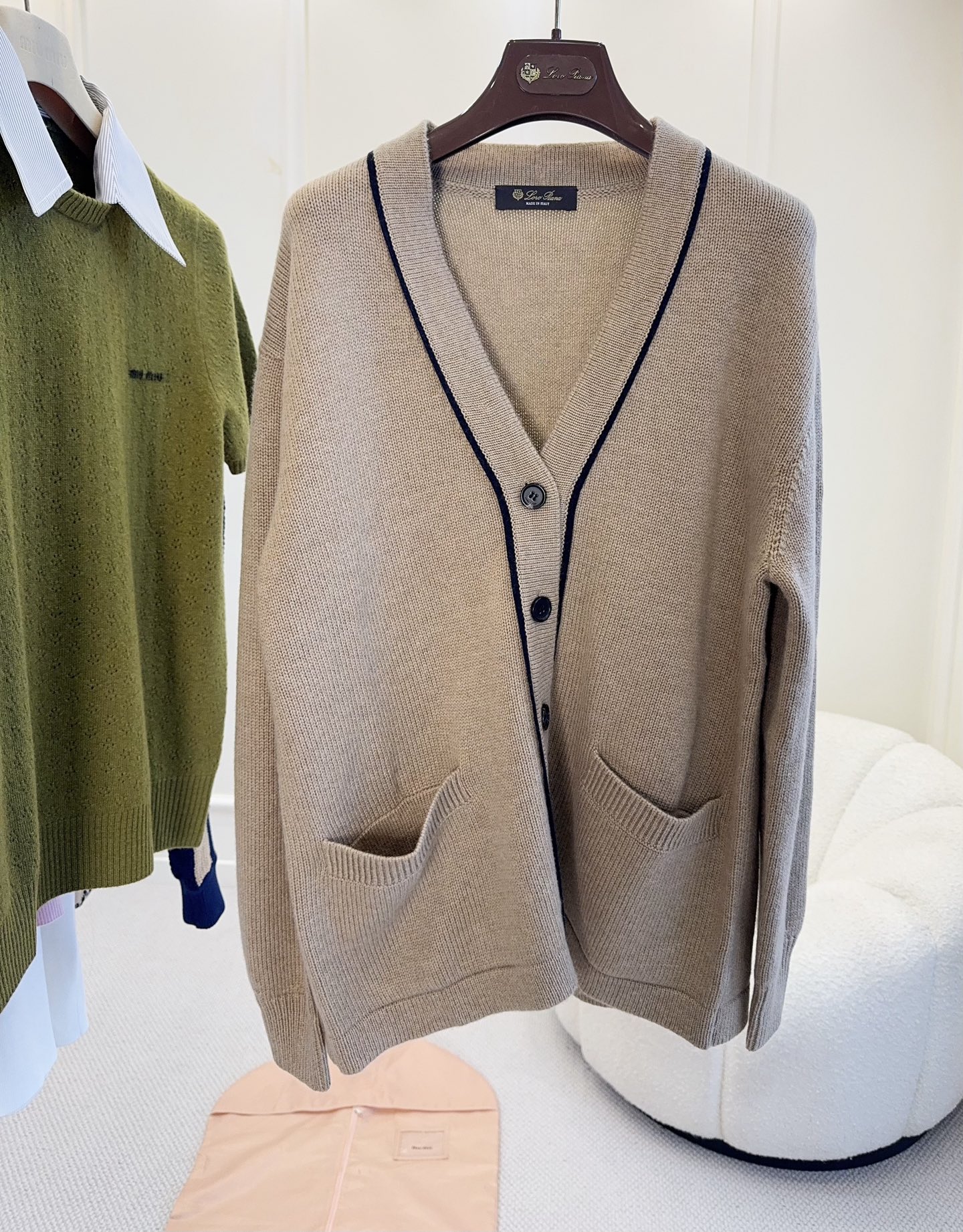 NO:906852,Loro Piana's 2026 new V-neck cashmere cardigan is soft and skin-friendly, warm and light. The main color is camel + black contrast piping, simple and elegant, the single-breasted design is easy to put on and take off, and the pockets on both sides are super practical. It is loosely cut, and it is OK to wear alone or layered in autumn and winter. It can easily create a lazy and high-end feel. It is a classic and versatile item in the wardrobe!  ,,loro piana,19860909Loro Piana2026新款V领羊绒开衫,柔软亲肤,保暖又轻盈.驼色主调+黑色撞色滚边,简约大气,单排扣设计方便穿脱,两侧口袋超实用.宽松剪裁,秋冬单穿或叠搭都很OK,轻松打造慵懒高级感,是衣橱里的经典百搭单品！,,loro piana,,Women's clothing