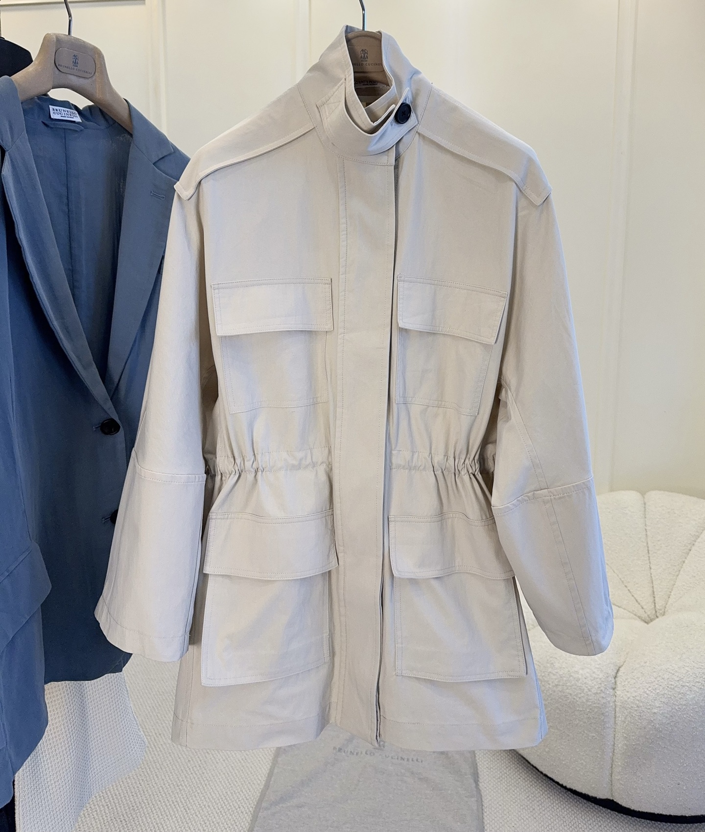 NO:906846,bc2026 new work style multi-pocket jacket, off-white, simple and versatile, stand-up collar design + multi-layered large pockets, practical and stylish, loose fit and highly tolerant, waist tie waist design, can be easily controlled for commuting, outdoor, and leisure. Paired with jeans or overalls, you can easily get a retro casual style, a must-have for daily wear!  ,,jeans,jackets & coats,19860909bc2026新款工装风多口袋外套,米白色简约百搭,立领设计+多层大口袋,实用又有型,宽松版型包容性强,腰部系带收腰设计,通勤、户外、休闲都能轻松驾驭.搭配牛仔裤或工装裤,轻松get复古休闲风,日常穿搭必备！,,jeans,jackets & coats,,Women's clothing