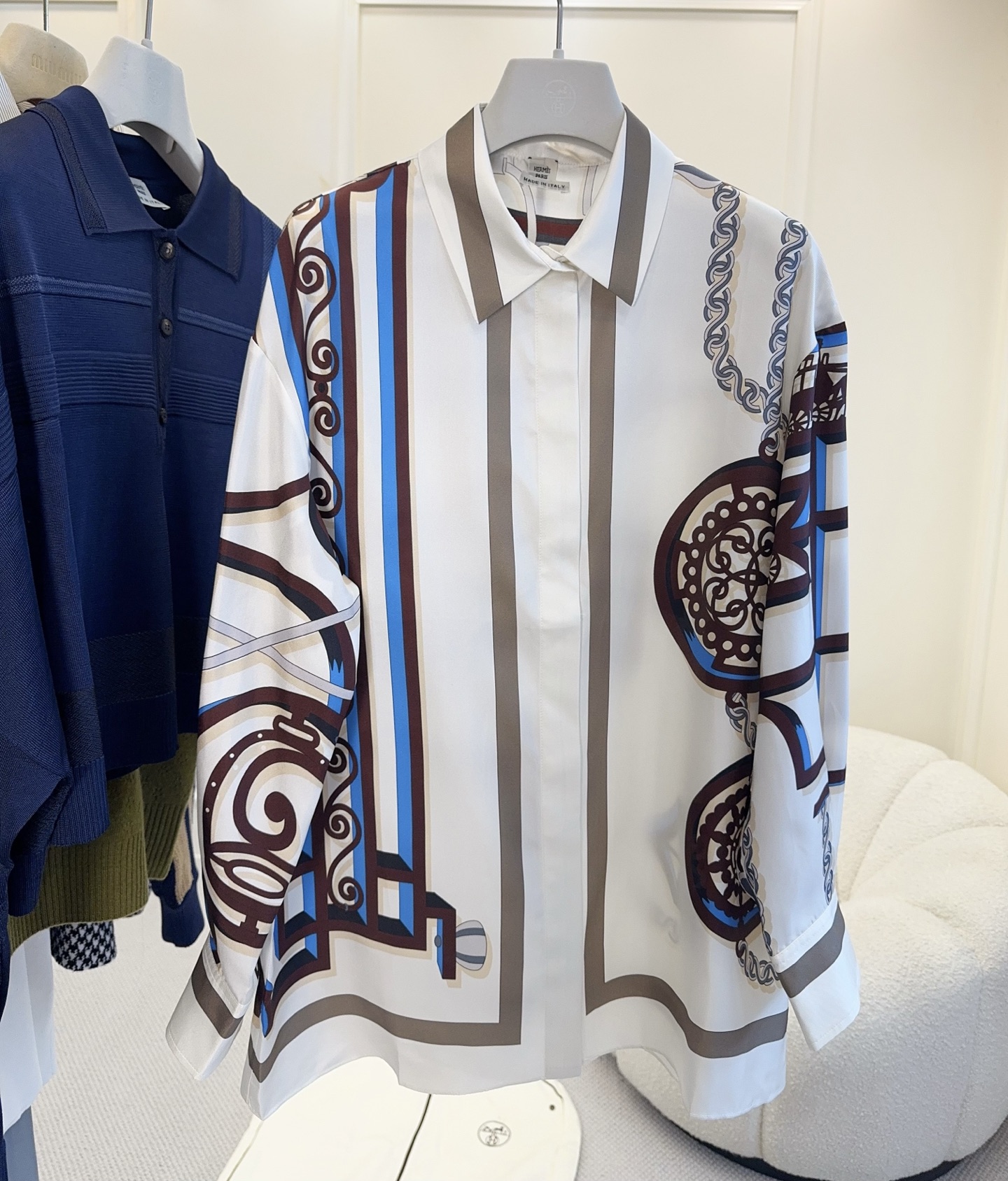 NO:906862,Hermes' 2026 new silk printed shirt is made of high-quality twill silk, with a smooth touch and perfect drape. Geometric and chain prints, blue, brown and white as the main color, full of luxurious and artistic atmosphere. Classic lapels + loose tailoring, comfortable and fashionable, great when worn alone or paired with a skirt, can be easily controlled in commuting and formal occasions, and you can easily get your elegant temperament!  ,,hermes,skirts,shirts,real silk,19860909Hermes2026新款真丝印花衬衫,采用高品质斜纹真丝,触感柔滑,垂坠感满分.几何与链条印花,蓝棕白主色,奢华艺术气息拉满.经典翻领+宽松剪裁,舒适又时髦,单穿或搭配半裙都很出彩,通勤、正式场合都能轻松驾驭,优雅气质轻松get！,,hermes,skirts,shirts,real silk,,Women's clothing