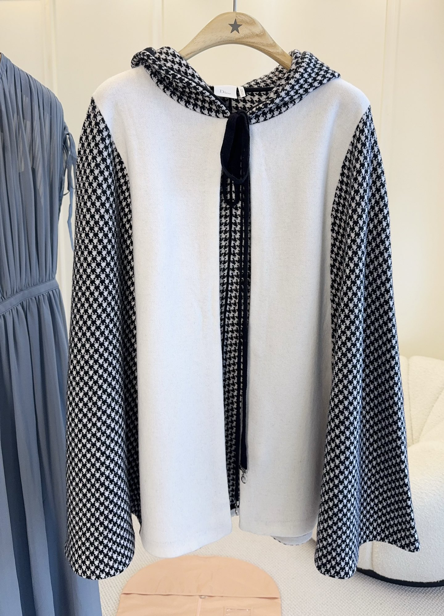 NO:907612,Dior 2026 early autumn series color-blocked cape, designed by Jonathan Anderson, is spliced ​​with off-white and black and white houndstooth, elegant and retro. Wool blended, soft and warm, very suitable for autumn and winter. Black bow embellishment, full of girly feeling, loose silhouette, paired with shirts and jeans, lazy and advanced. It can be easily used for daily commuting or light formal occasions, practical and design, it is a must-have item this season!  ,,dior,jeans,shirts,19860909Dior 2026早秋系列拼色斗篷,Jonathan Anderson设计,米白与黑白千鸟格拼接,优雅复古.羊毛混纺,柔软保暖,秋冬穿超合适.黑色蝴蝶结点缀,少女感满满,廓形宽松,搭配衬衫牛仔裤,慵懒又高级.日常通勤或轻正式场合都能轻松驾驭,实用又有设计感,是本季必入单品！,,dior,jeans,shirts,,Women's clothing