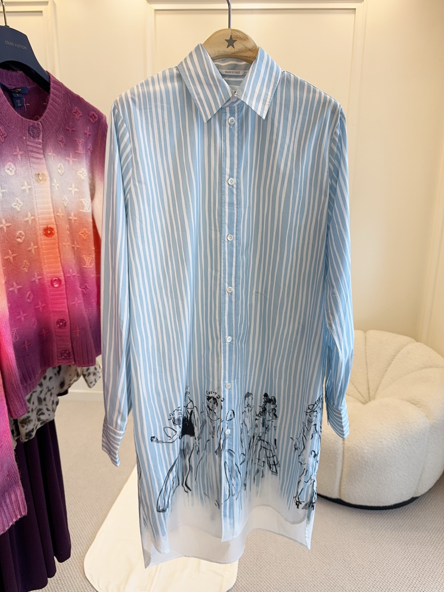 NO:907621,Dior 2026 early autumn series blue and white striped shirt skirt, light and breathable fabric, blue and white vertical stripes + character print on the skirt, full of artistic sense. Loose fit, long-sleeved design, super comfortable to wear in spring and summer, great to wear alone or layered!  It can be easily controlled for commuting, leisure, and vacation, relaxed and fashionable ~, dior, skirts, shirts,19860909Dior 2026早秋系列蓝白条纹衬衫裙,轻薄透气面料,蓝白竖条纹+裙摆人物印花,艺术感满满.宽松版型,长袖设计,春夏穿超舒适,单穿或叠搭都很出彩！通勤、休闲、度假都能轻松驾驭,松弛又时髦～,,dior,skirts,shirts,,Women's clothing
