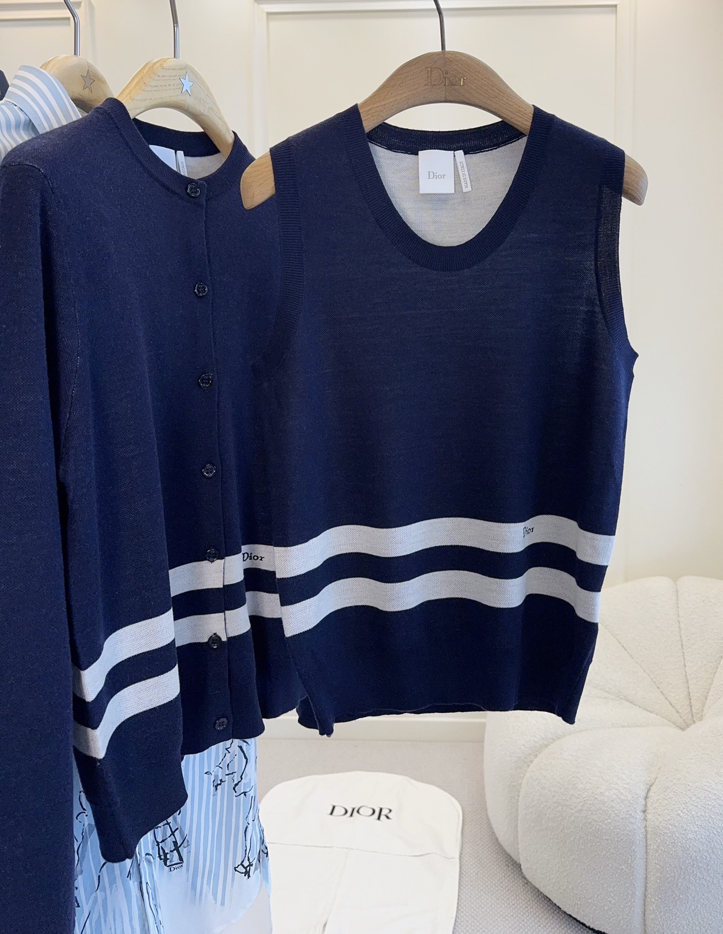 NO:907634,Cardigan Vest Dior's 2026 new autumn contrast striped knitted cardigan vest, dark blue main color + white stripes, simple and recognizable. Round neck single-breasted design, easy to put on and take off, the knitted fabric is soft and comfortable, perfect for autumn and winter!  It goes well with skirts or jeans, and can be easily worn for commuting or leisure. The striped details add a college style, and layered with a vest or shirt, it is full of layers and can easily create a fashionable look!  ,,dior,skirts,jeans,shirts,19860909开衫 背心 Dior2026秋季新款撞色条纹针织开衫背心,深蓝主色+白色条纹,简约又有辨识度.圆领单排扣设计,穿脱方便,针织面料柔软舒适,秋冬穿超合适！搭配裙装或牛仔裤都很OK,通勤休闲都能轻松驾驭.条纹细节增添学院风,叠穿背心或衬衫,层次感满满,轻松打造时髦look！,,dior,skirts,jeans,shirts,,Women's clothing