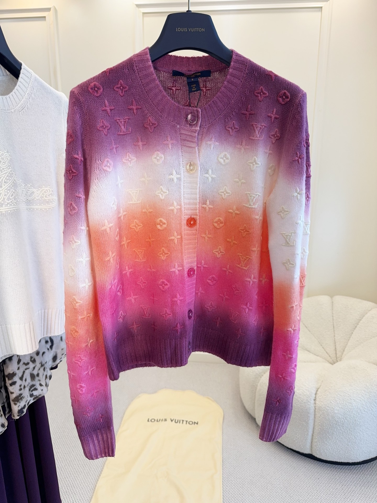 NO:907604,LV 2026 Early Autumn Resort series gradient cashmere knitted cardigan. The cashmere is light and soft. The body is covered with three-dimensional Monogram embossed jacquard, and the concave and convex texture is super exquisite. The hanging dyeing process creates a purple-pink-orange gradient, which is full of vitality and girlishness. It is different from the traditional solid color presbyopic knitting. It can be easily used for daily commuting and vacation, and it looks great with skirts or casual pants. It is a highlight of summer wear!  ,,louis vuitton,skirts,19860909LV 2026早秋Resort系列渐变羊绒针织开衫,羊绒轻盈软糯,衣身满是立体Monogram浮雕提花,凹凸肌理超精致.吊染工艺打造紫粉橙渐变,元气少女感满满,区别于传统纯色老花针织.日常通勤、度假都能轻松驾驭,搭配裙装或休闲裤都很出彩,是夏日穿搭亮点单品！,,louis vuitton,skirts,,Women's clothing