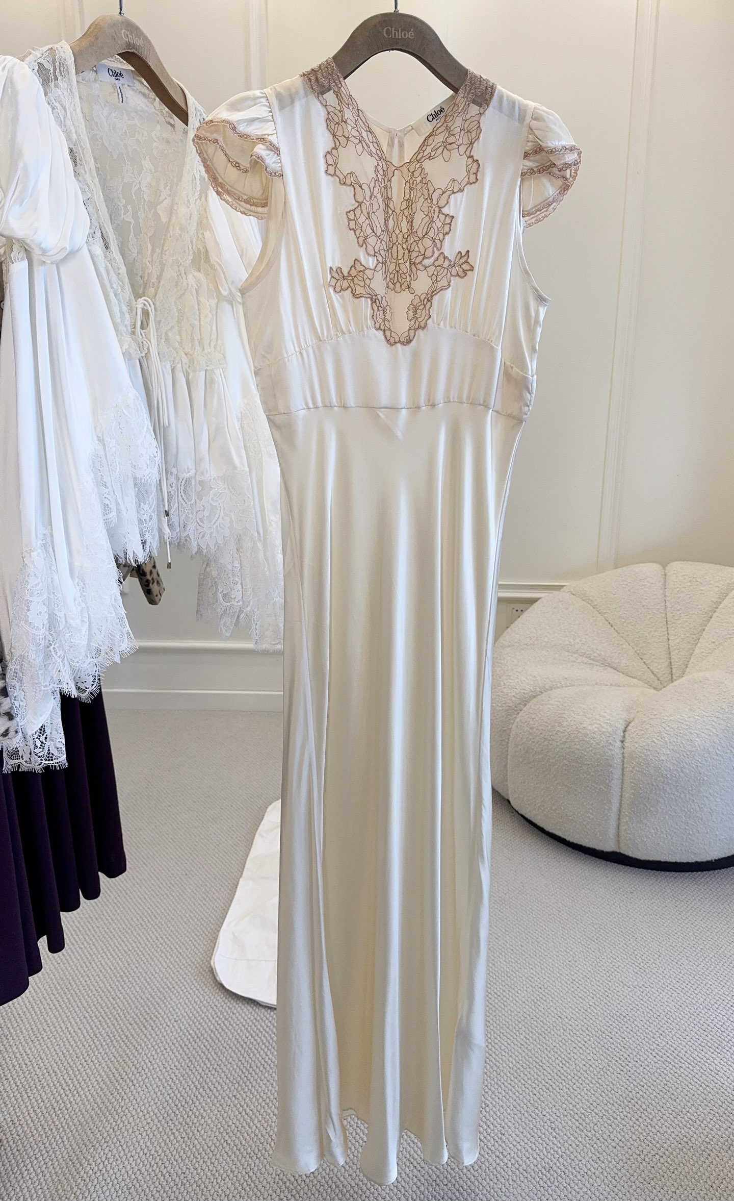 NO:907600,Chloe's 2026 new silk and lace dress is made of high-quality silk, which is smooth to the touch and full of luster. Light nude color + exquisite lace, the French elegant atmosphere is directly filled!  The slim cut outlines the body shape, and the ruffled cuffs and neckline details are extra points. It is romantic and high-end. It can be easily worn whether it is a wedding, a party or daily commuting. Pair it with simple accessories or high heels, and your temperament will be instantly uplifted!  ,,chloe,loewe,high heels,skirts,real silk,19860909Chloe2026新款真丝拼蕾丝连衣裙,选用高品质真丝,触感柔滑,光泽感满满.浅裸色+精致蕾丝,法式优雅氛围直接拉满！修身剪裁勾勒身形,荷叶边袖口和领口细节超加分,浪漫又高级.无论婚礼、派对还是日常通勤都能轻松驾驭,搭配简约配饰或高跟鞋,气质直接up！,,chloe,loewe,high heels,skirts,real silk,,Women's clothing