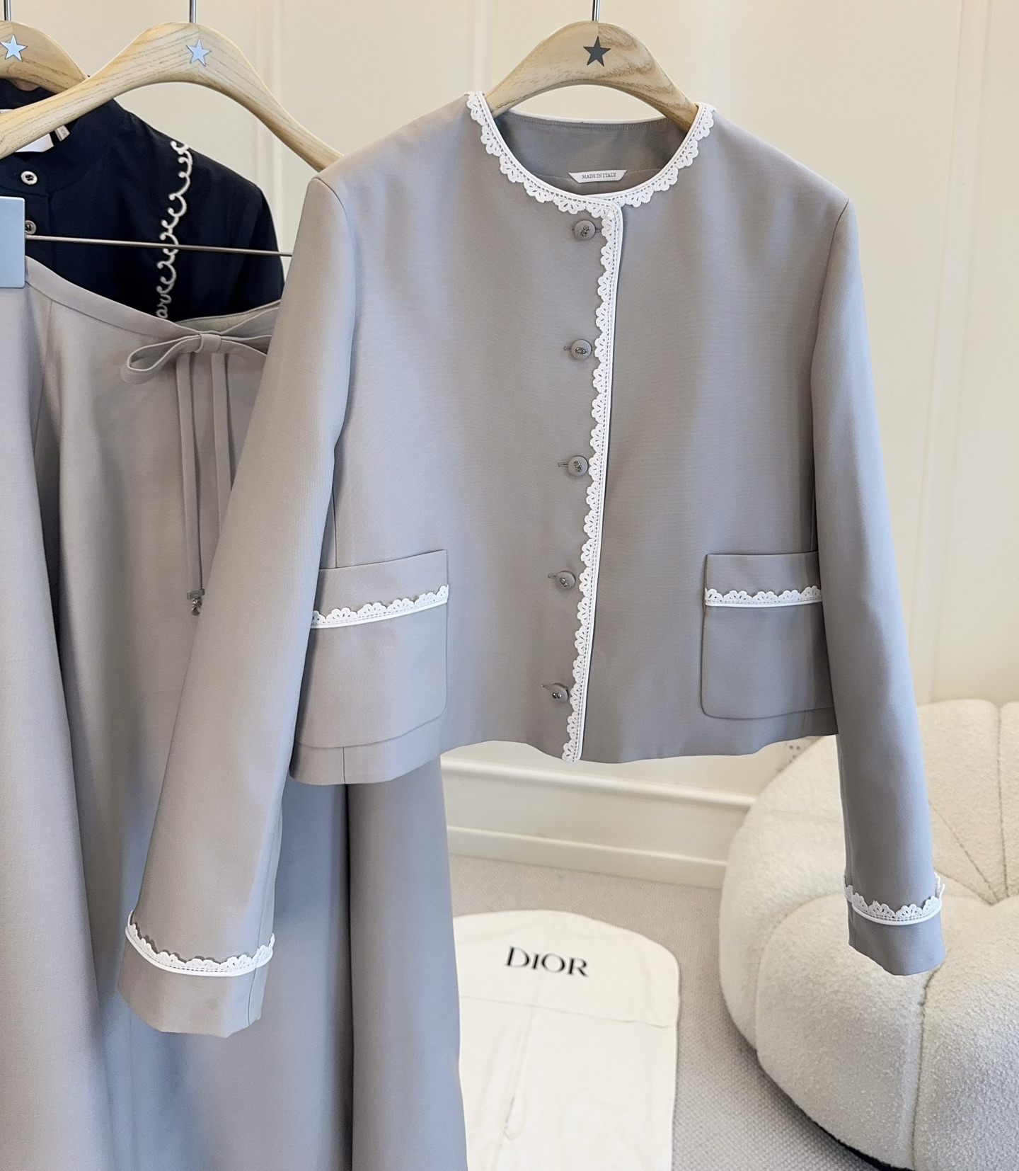 NO:907574,Dior 2026 new gray silk wool lace splicing jacket, wool silk blend + white lace piping, exquisite and elegant details. The short cut optimizes body proportions, round neck + retro metal buttons, low-key elegance. The symmetrical pockets are practical and beautiful, the fabric is draped and crisp, suitable for commuting or formal occasions. The gray is versatile and can be easily matched with skirts or trousers. It has a perfect intellectual temperament and is a must-have for girls with a mature style!  ,,dior,skirts,jackets & coats,real silk,19860909Dior 2026新款灰色丝毛蕾丝拼接外套,羊毛真丝混纺+白色蕾丝滚边,细节精致优雅.短款剪裁优化身材比例,圆领+复古金属纽扣,低调贵气.对称口袋实用又美观,面料垂坠挺括,适合通勤或正式场合穿搭.灰色百搭,轻松搭配裙装或裤装,知性气质满分,轻熟风女生必入！,,dior,skirts,jackets & coats,real silk,,Women's clothing