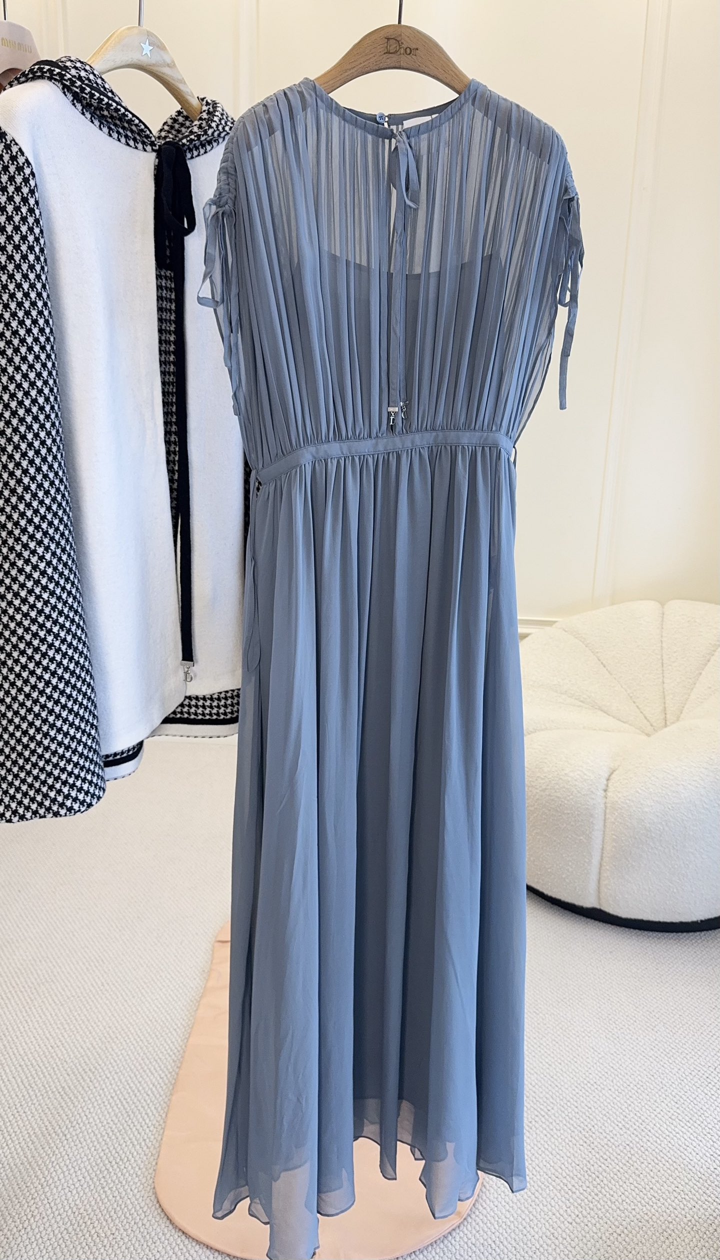 NO:907563,Dior2026 new light blue pleated waist silk dress, silk is soft and comfortable, suitable for spring and summer wear. Three-dimensional vertical pleat design, covering the flesh and making you look slimmer, shoulder drawstring design, waist cutting to easily highlight the body proportions. Round neck + thin chest tie, modify the neck line, short-sleeved side straps, tight and tight. Good drape, walking elegant and smart ~ light blue is fresh and white, can be easily controlled for commuting, dating, and vacation. Pair it with sandals or a small coat, perfect for gentleness and elegance!  ,,dior,sandals,skirts,jackets & coats,T-shirt,real silk,19860909Dior2026新款浅蓝褶皱收腰真丝连衣裙,真丝柔软舒适,适合春夏穿着.立体竖条褶皱设计,遮肉显瘦,肩部抽绳设计,收腰裁剪轻松凸显身材比例.圆领+胸前细系带,修饰脖颈线条,短袖侧边绑带,松紧随心.垂感好,走路飘逸灵动～浅蓝色清新显白,通勤、约会、度假都能轻松驾驭,搭配凉鞋或小外套,温柔优雅气质满分！,,dior,sandals,skirts,jackets & coats,T-shirt,real silk,,Women's clothing