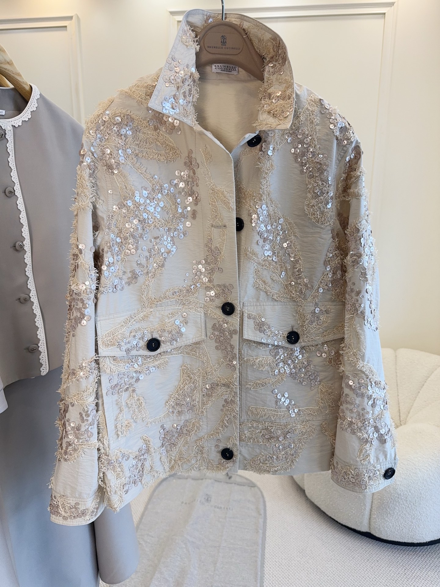 NO:907581,Brunello Cucinelli 2026 new sequin embroidery jacket, beige heavy sequin embroidery, exquisite details, full of quiet luxury aesthetics. Lapel + symmetrical pocket design, practical and elegant, suitable for spring and summer commuting or travel. Inspired by natural elements, relaxed and refined, easy to create a high-end look. Quality and design coexist.,, brunello cucinelli, jackets & coats,19860909Brunello Cucinelli 2026新款珠片刺绣外套,米色重工珠片刺绣,细节精致,静奢美学满满.翻领+对称口袋设计,实用又优雅,春夏通勤或旅行都很适合.灵感源自自然元素,松弛与精致兼具,轻松打造高级感穿搭.品质与设计感并存.,,brunello cucinelli,jackets & coats,,Women's clothing
