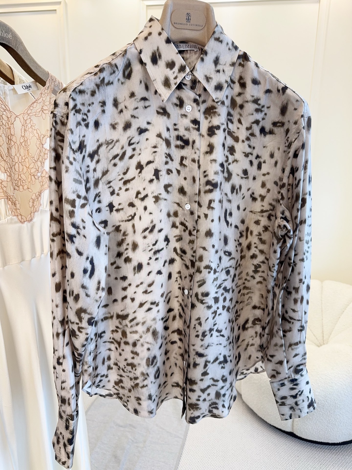 NO:907571,BRUNELLO CUCINELLI 2026 new leopard print silk shirt is made of mulberry silk, with a light and smooth texture, breathable and comfortable. Brown leopard print, low-key luxury, lapel + loose fit, cuffs can be rolled up, easy to control for commuting and leisure. Silk has its own anti-wrinkle and drape feeling, wearing it gives you an elegant and high-end atmosphere!  Pair it with high-waisted pants or skirts to easily get an urban fashion look.,, brunello cucinelli, skirts, shirts, real silk,19860909BRUNELLO CUCINELLI2026新款豹纹真丝衬衫,采用桑蚕丝,质地轻盈柔滑,透气又舒适.咖色豹纹印花,低调奢华,翻领+宽松版型,袖口可卷起,通勤休闲都能轻松驾驭.真丝自带抗皱和垂坠感,穿上就是优雅高级氛围感！搭配高腰裤或半裙,轻松get都市时尚look.,,brunello cucinelli,skirts,shirts,real silk,,Women's clothing