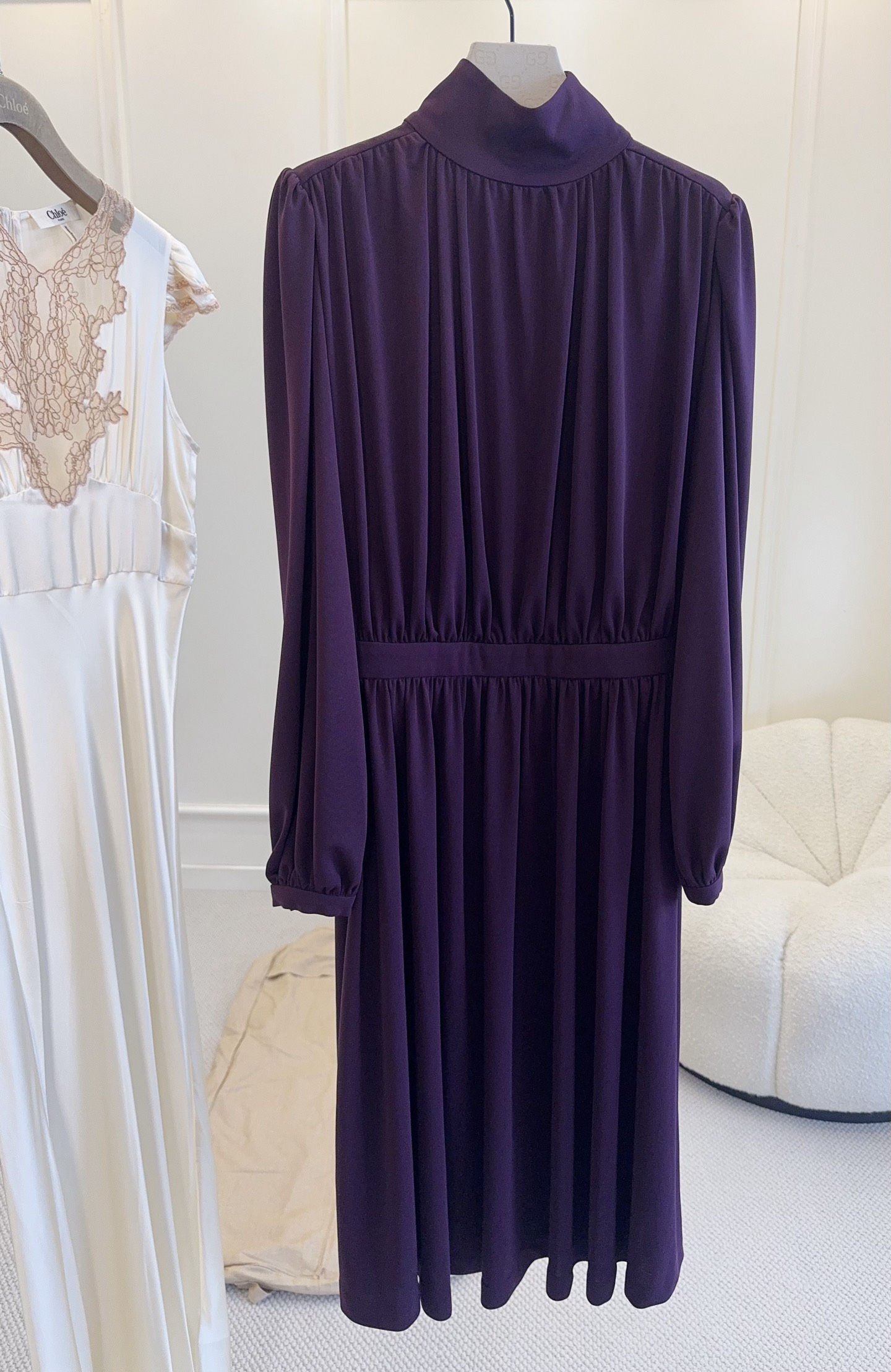 NO:907551,Gucci2026 new dark purple high-necked dress, made of special viscose crepe fabric, grainy matte texture, perfect drape. The high-necked waist is retro and advanced, and the waisted tailoring shows off the body proportions!  The length of the skirt is just right, so it can be easily worn during commuting, dating, and parties. Paired with a pearl necklace and a bamboo handle bag, it creates a luxurious and lazy atmosphere. A must-have for mature and elegant girls!  ,,gucci,skirts,necklace,19860909Gucci2026新款深紫色高领连衣裙,特质粘纤绉纱织布,颗粒哑光质感,垂坠感满分.高领收腰复古又高级,收腰剪裁超显身材比例！裙摆长度刚好,通勤、约会、聚会都能轻松驾驭.搭配珍珠项链、竹节手柄包,贵气慵懒氛围感直接拉满,成熟优雅女生必入！,,gucci,skirts,necklace,,Women's clothing