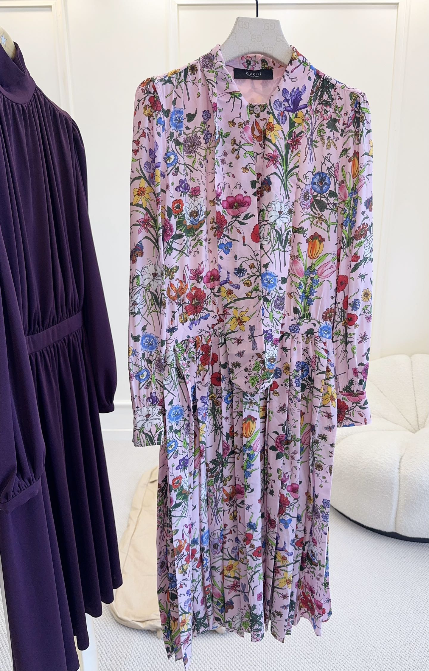 NO:907589,Gucci's 2026 new Flora series pink floral dress, made of silk, uses the iconic retro floral print, inspired by Grace Kelly, Princess of Monaco in 1966. The pink base color is matched with iris, rose and other plant patterns, full of oil painting texture. Made of mulberry silk, it has a strong drape and is comfortable to wear. The neckline ribbon + waist + A-line skirt is elegant and smart, and full of French romantic atmosphere!  It's perfect for dates, vacations, and daily outings in spring and summer. It's easy to create a gentle and elegant look.,,gucci,skirts,real silk,19860909Gucci 2026新款Flora系列粉色花卉连衣裙,真丝,采用标志性复古花卉印花,灵感源自1966年摩纳哥王妃Grace Kelly.粉调底色搭配鸢尾、玫瑰等植物图案,油画质感满满.桑蚕丝材质,垂坠感强,穿着舒适.领口飘带+收腰+A字裙摆,优雅灵动,法式浪漫氛围感拉满！春夏约会、度假、日常出街都超适合,轻松打造温柔贵气造型.,,gucci,skirts,real silk,,Women's clothing