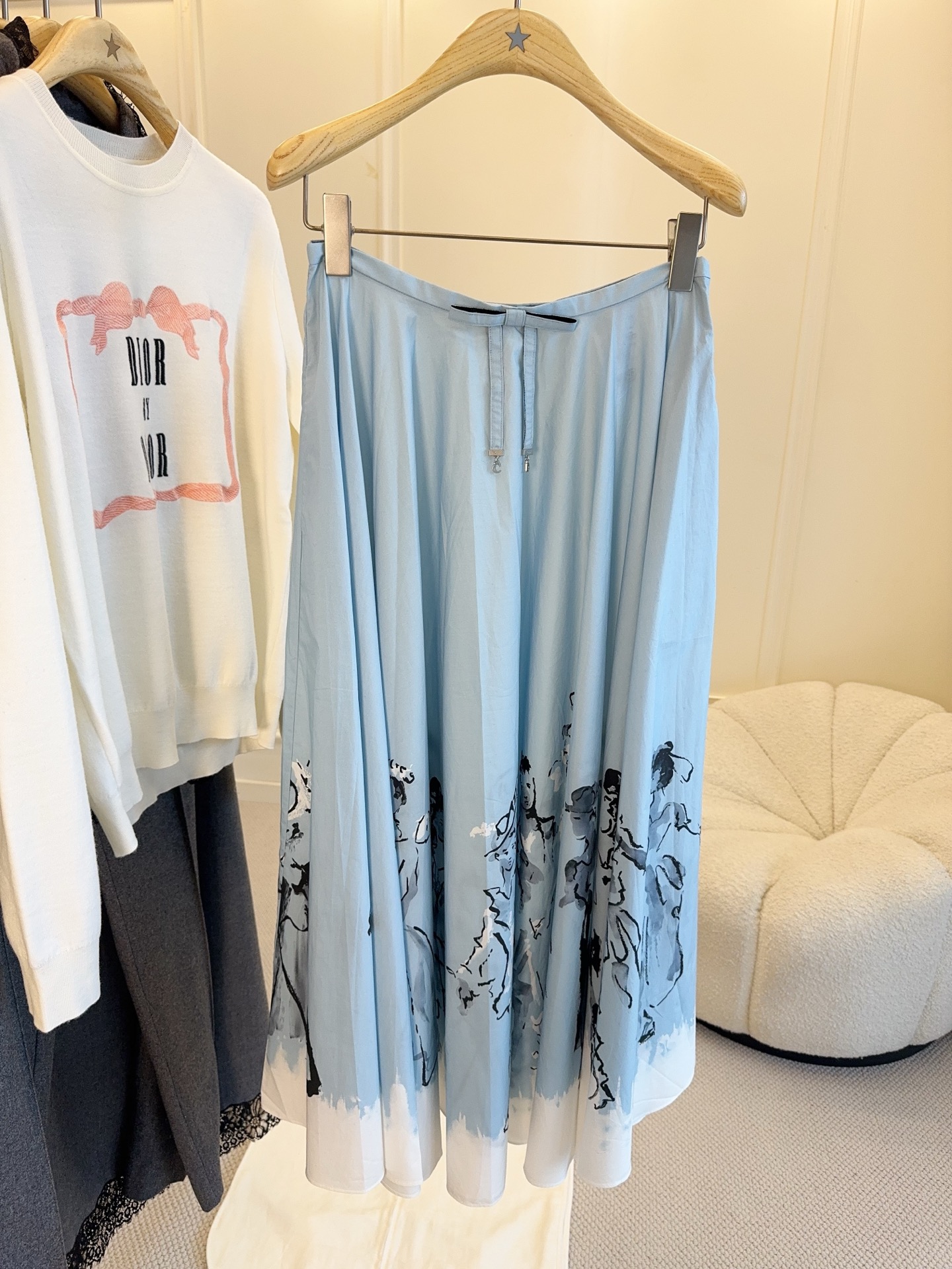 NO:909243,Dior's 2016 new Riviera limited-edition skirt is inspired by the friendship between Dior and the illustrator Berard. The skirt is hand-painted with female silhouettes and full of French romantic atmosphere. The light blue skirt + white skirt is light and breathable, and super comfortable to wear in summer!  The high-waisted A-line version + belt design modifies the waistline, is elegant and practical, and can be easily used for commuting and leisure. It looks great when paired with a simple top ~,, dior, dior, skirts,19860909Dior 2016新款Riviera限定半身裙,灵感来自迪奥与插画师贝拉尔的友谊,裙身手绘女性剪影,法式浪漫氛围感满满.浅蓝裙身+白色裙摆,轻薄透气,夏天穿超舒服！高腰A字版型+腰带设计,修饰腰线,优雅又实用,通勤休闲都能轻松驾驭,搭配简约上衣就很出彩～,,dior,dior,skirts,,Women's clothing
