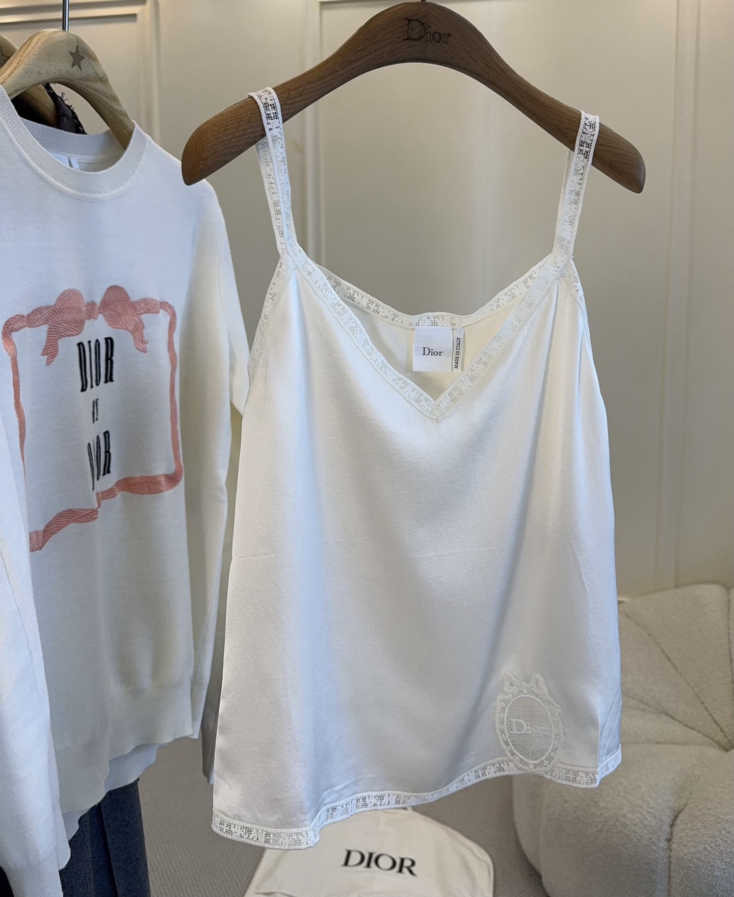 NO:909239,Dior's 2026 new silk lace camisole is made of high-quality silk, with a smooth and shiny touch, and is embellished with white lace, which is exquisite and elegant. The V-neck design modifies the neck line, and the brand embroidery in the lower left corner is super recognizable. It is versatile in spring and summer, whether worn alone or inside, and can easily create a French romantic atmosphere. It can be easily controlled in daily or formal occasions, comfortable and fashionable!  ,,dior,19860909Dior2026新款丝绸蕾丝吊带背心,选用高品质丝绸,触感柔滑有光泽,白色蕾丝花边点缀,精致优雅满分.V领设计修饰颈部线条,左下角品牌刺绣超有辨识度.春夏单穿或内搭都很百搭,轻松打造法式浪漫氛围感,无论日常还是正式场合都能轻松驾驭,舒适又时髦！,,dior,,Women's clothing