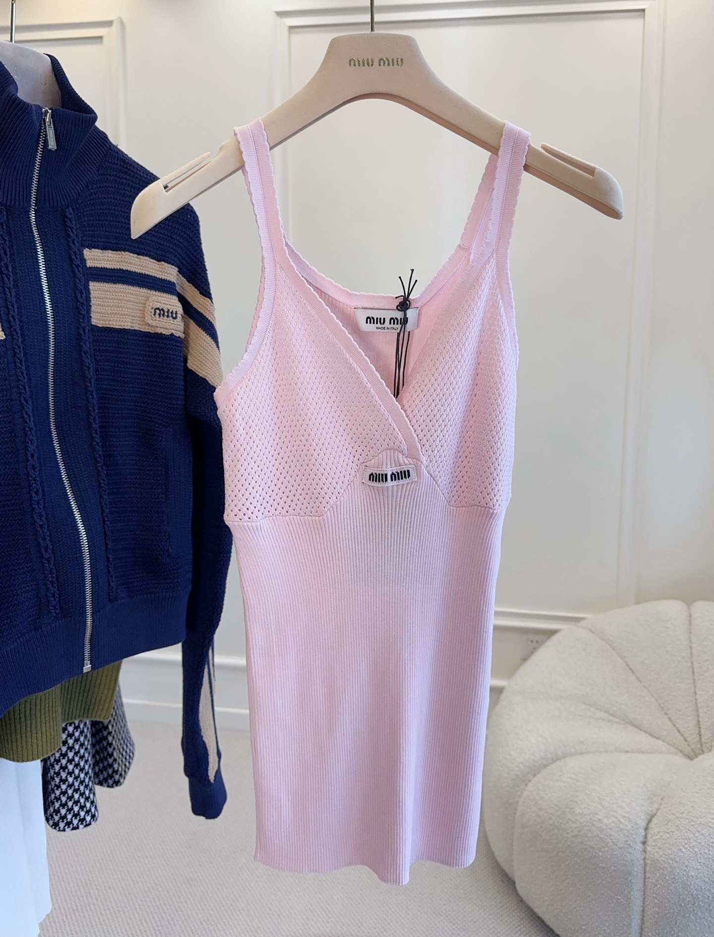 NO:909209,Miu Miu2026 new pink knitted camisole, soft and skin-friendly fabric, stretchy and slim, hanging smoothly. Thin shoulder straps + V-neck design, simple and a little sexy, the light pink color has a gentle atmosphere. It is versatile to wear alone or inside, looks good with short skirts and jeans, and can be easily used in daily life, dates, and vacations. It is a representative item of Miu Miu sweet girl style!  ,,miumiu,skirts,jeans,19860909Miu Miu2026新款粉色针织吊带背心,柔软亲肤面料,弹力修身,垂顺流畅.细肩带+V领设计,简约又带点小性感,浅粉色超显温柔氛围感.单穿或内搭都很百搭,搭配短裙、牛仔裤都好看,日常、约会、度假都能轻松驾驭,是Miu Miu甜妹风代表单品！,,miumiu,skirts,jeans,,Women's clothing