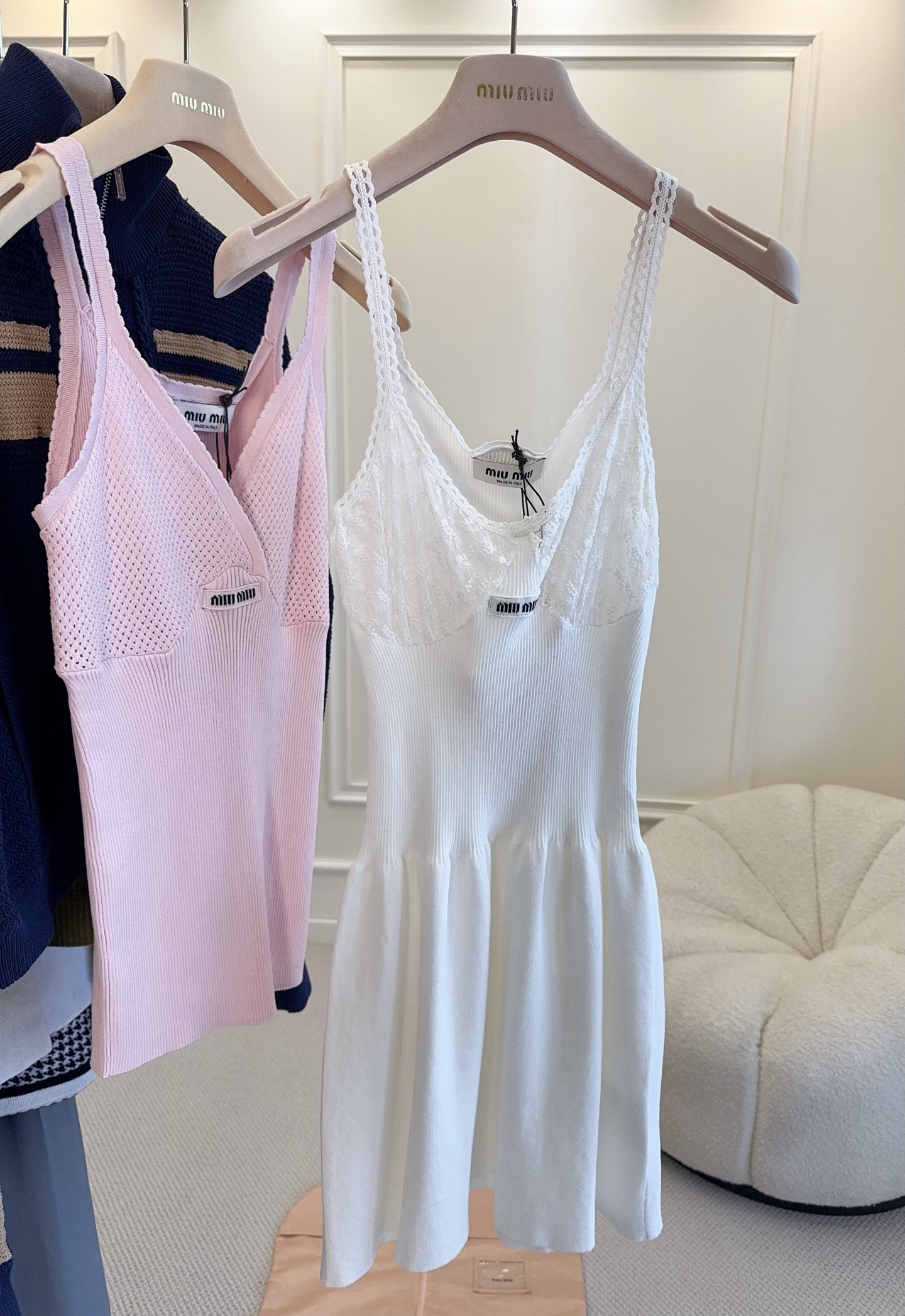 NO:909221,Miu Miu2026 new white lace splicing knitted suspender skirt, double thin hollow lace suspenders + lace hemming, full of girly feeling!  The V-neck lace breast cup is slightly see-through, with built-in non-slip lining, and the logo nameplate on the chest is very recognizable. The high-elastic vertical knitted waist cinches the waist and fits the waistline. The high-waisted A-line umbrella hides the crotch and covers the flesh. The short style lengthens the leg line. The gentle cream color is light and playful, and can be easily worn in daily life or at parties!  ,,miumiu,skirts,19860909Miu Miu2026新款白色蕾丝拼接针织吊带裙,双细镂空蕾丝吊带+花边锁边,少女感满满！V领蕾丝胸杯微透,内置防滑内衬,胸口Logo铭牌超有辨识度.高弹竖纹针织收腰,贴合腰线,高腰A字伞摆藏胯遮肉,短款拉长腿部线条,温柔奶油色系,轻熟又俏皮,日常或聚会都能轻松驾驭！,,miumiu,skirts,,Women's clothing