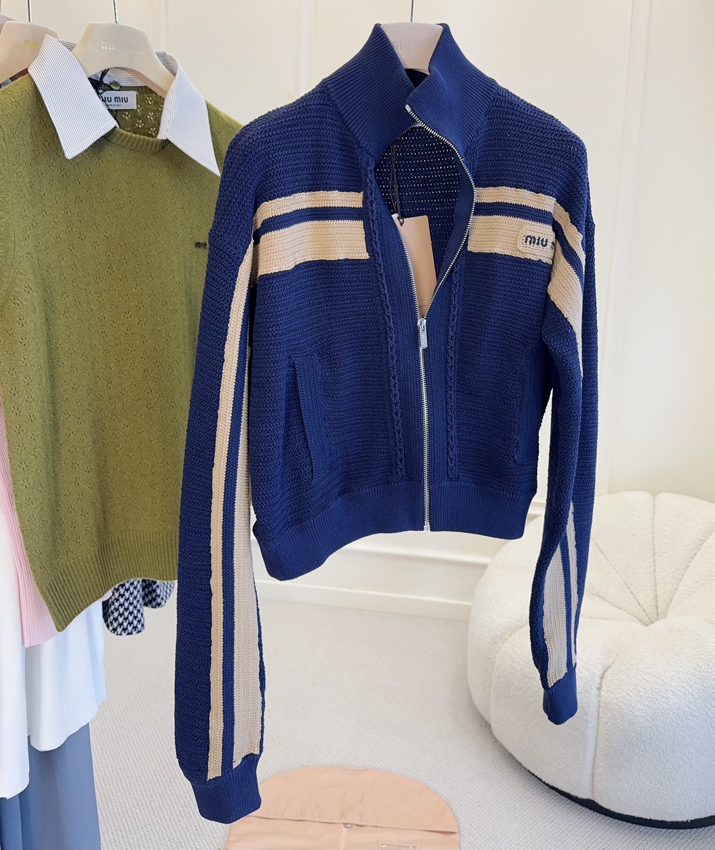 NO:909232,Miu Miu 2026 new knitted short jacket, navy blue main tone + beige stripes, simple and sporty. High-quality knitted fabric, soft and comfortable, zipper design is super convenient. The short cut optimizes body proportions and looks great with high-waisted pants or skirts!  The brand logo on the chest is perfect for recognition. It is OK for daily outings or light sports. The Korean style is easy to achieve~,,miumiu,skirts,jackets & coats,19860909Miu Miu2026新款针织短款外套,藏青色主调+米色条纹,简约又有运动感.高品质针织面料,柔软舒适,拉链设计超方便.短款剪裁优化身材比例,搭配高腰裤或裙装都很出彩！胸前品牌标识,辨识度满分,日常出街或轻运动都OK,韩系慵懒风轻松拿捏～,,miumiu,skirts,jackets & coats,,Women's clothing