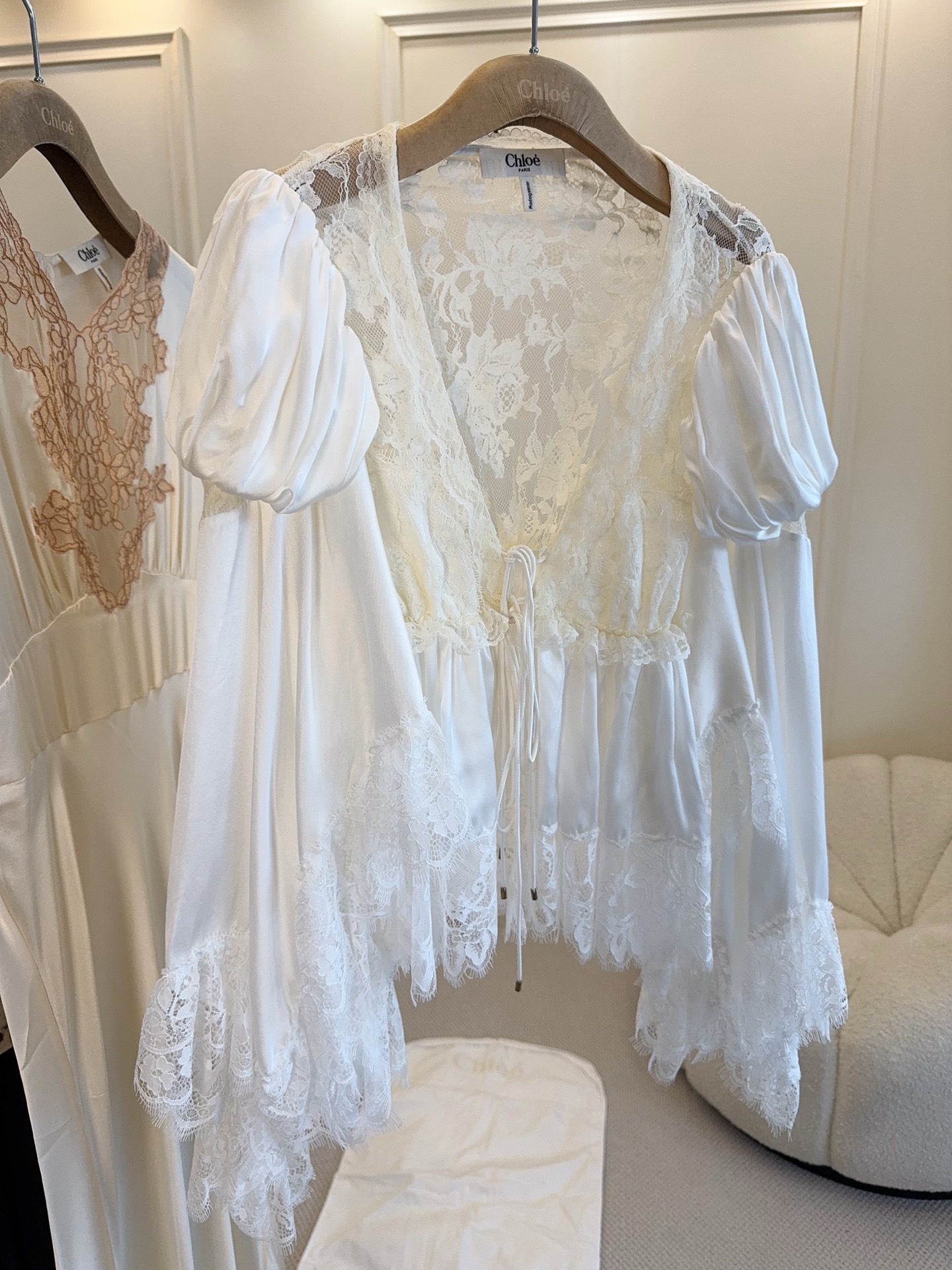 NO:909860,Chloé 2026 new silk lace shirt, 100. Satin silk, soft and skin-friendly, drapey, full of French romantic atmosphere!  Heavy lace + puff sleeves + tie design, the details are super exquisite. The white color has a soft light, which is very suitable for spring and summer. It is elegant whether worn with skirts or trousers ~ It is super friendly to the body, comfortable and high-end, it is a must-have exquisite item in spring and summer!  ,,chloe,skirts,shirts,real silk,19860909Chloé2026新款真丝蕾丝衬衫,100.缎面真丝,柔软亲肤又垂坠,法式浪漫氛围感拉满！重工蕾丝花边+泡泡袖+系带设计,细节超精致.白色自带柔光,春夏穿超适合,无论搭裙装还是裤装都很优雅～对身材超友好,舒适又高级,是春夏必入的精致单品！,,chloe,skirts,shirts,real silk,,Women's clothing