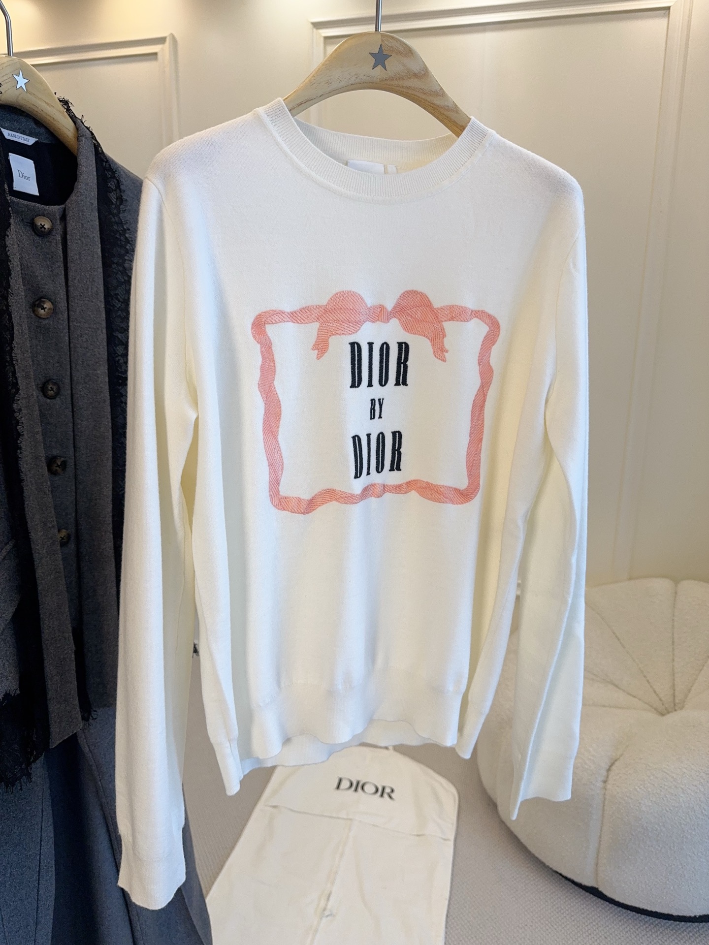 NO:909875,Dior 2026 new embroidered crew neck sweater, pink knotted embroidered square frame + black logo on the chest, highly recognizable!  The wool blended knitted fabric is soft and comfortable, with a loose fit that is lazy and casual. It is very versatile for daily wear. Whether it is paired with a skirt or jeans, you can easily get a gentle and fashionable atmosphere. It is a classic and popular Dior item!  ,,dior,dior,skirts,jeans,sweaters,19860909Dior 2026新款刺绣圆领毛衣,胸前粉色绳结刺绣方框+黑色logo,辨识度超高！羊毛混纺针织面料柔软舒适,宽松版型慵懒随性,日常穿搭超百搭～无论配半裙还是牛仔裤,轻松get温柔时髦氛围感,是迪奥经典热门单品！,,dior,dior,skirts,jeans,sweaters,,Women's clothing