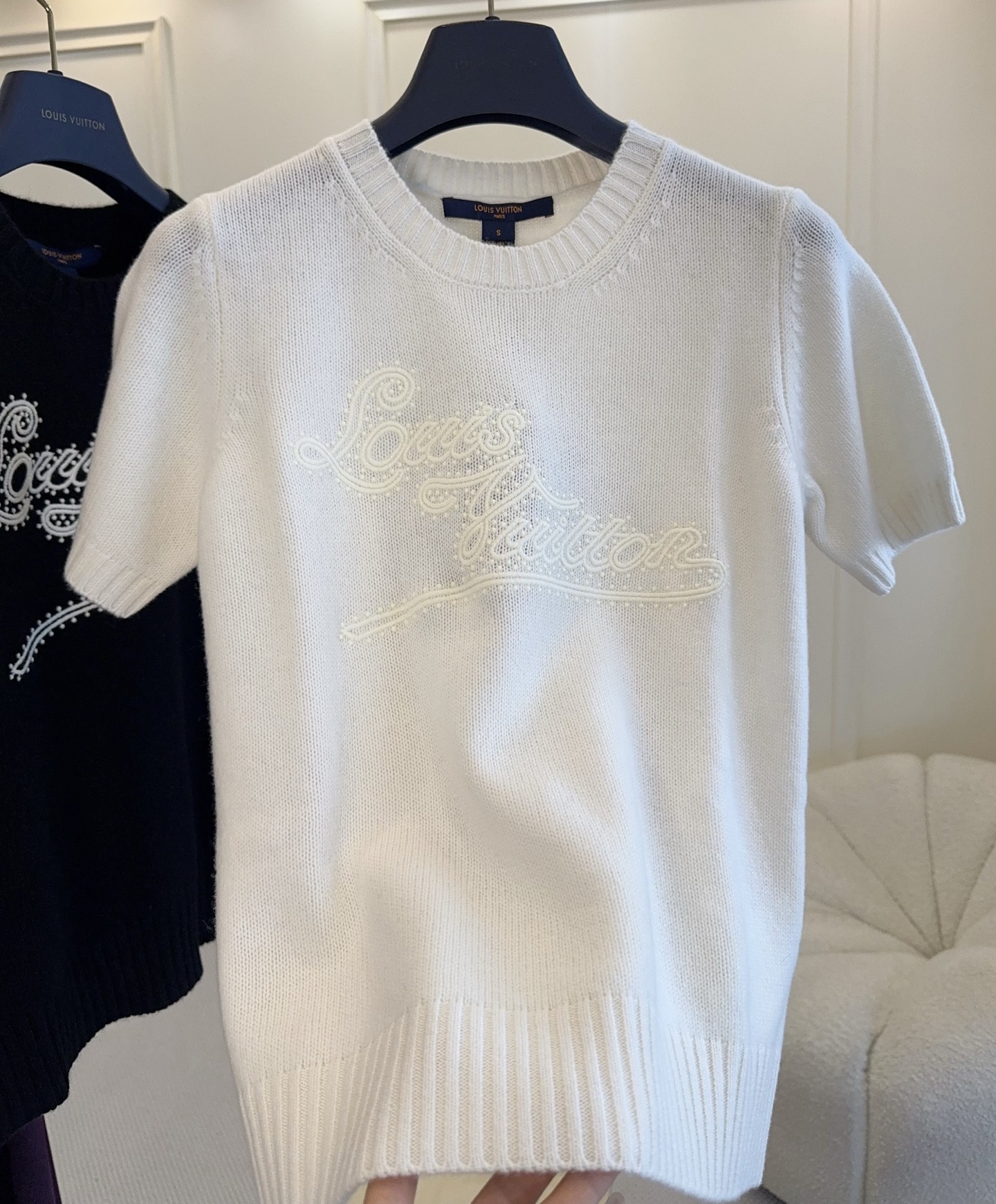 NO:910410,LV2026 early autumn series embroidered knitted short-sleeves, wool and cashmere blend, soft and skin-friendly, excellent breathability, white main color + LV embroidery on the chest, simple and recognizable, round neck and shoulder design, modifying the shoulder line, showing temperament and versatile. It can be easily controlled whether commuting or dating, paired with wide-leg pants or skirts, it has a sense of elegance and luxury!  ,,louis vuitton,skirts,T-shirt,19860909LV2026早秋系列刺绣针织短袖,羊毛羊绒混纺,柔软亲肤,透气性超赞,白色主调+胸前LV刺绣,简约又有辨识度,圆领正肩设计,修饰肩部线条,显气质又百搭.无论通勤还是约会都能轻松驾驭,搭配阔腿裤或半裙,优雅高级感拿捏住！,,louis vuitton,skirts,T-shirt,,Women's clothing