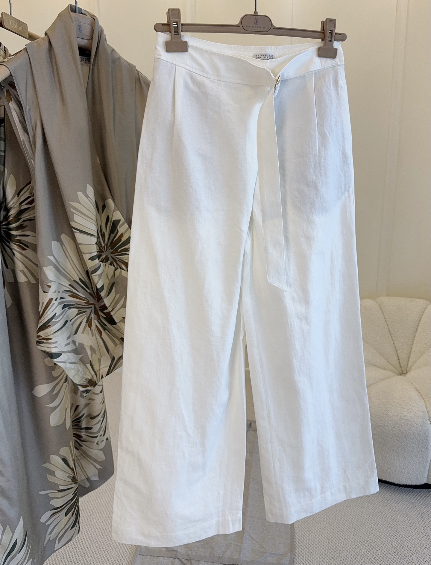 NO:909865,bc2026 new white strappy wide-leg pants, made of linen or cotton and linen blend, are breathable and comfortable, perfect for summer!  The high waist + strap design modifies the waistline, giving it a perfect lazy and casual atmosphere. The loose straight version has a strong drape, looks slim and tolerant, and is friendly to pear-shaped sisters!  The white color is versatile and can be easily used for commuting, vacation, and daily life. Paired with a shirt or vest, you can easily get a simple and high-end feel.,,shirts,19860909bc2026新款白色绑带阔腿裤,采用亚麻或棉麻混纺,透气又舒适,夏天穿超合适！高腰+绑带设计,修饰腰线,慵懒随性氛围感满分.宽松直筒版型,垂坠感强,显瘦又包容身材,梨形姐妹友好！白色百搭,通勤、度假、日常都能轻松驾驭,搭配衬衫或背心,简约高级感轻松get.,,shirts,,Women's clothing