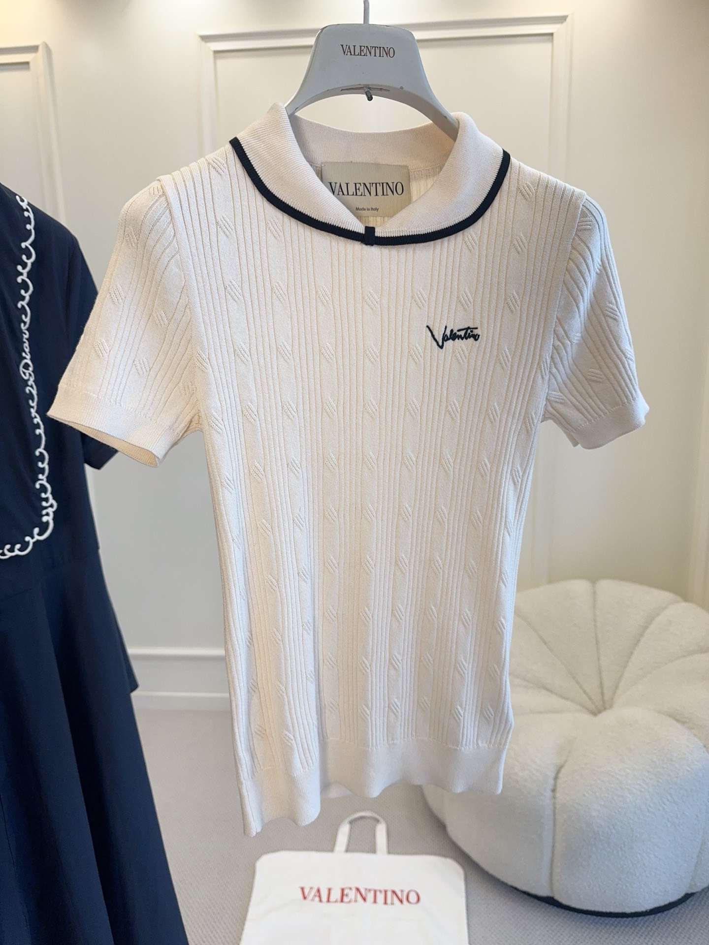 NO:910445,Valentino2026 new off-white knitted short-sleeved, delicate texture + soft fabric, breathable and comfortable!  The baby doll collar with black trim is full of college style, and the brand embroidery on the chest is very recognizable. The short and slim cut looks elegant and playful when paired with a high-waisted skirt or jeans. It can be easily used for commuting in spring and summer and for daily outings. It is intellectual and fashionable~,,valentino,skirts,jeans,T-shirt,19860909Valentino2026新款米白色针织短袖,细腻纹理+柔软面料,透气又舒适！娃娃领配黑色边饰,学院风满满,胸前品牌刺绣超有辨识度.短款修身剪裁,搭高腰裙or牛仔裤都很优雅俏皮,春夏通勤、日常出街都能轻松驾驭,知性又时髦～,,valentino,skirts,jeans,T-shirt,,Women's clothing