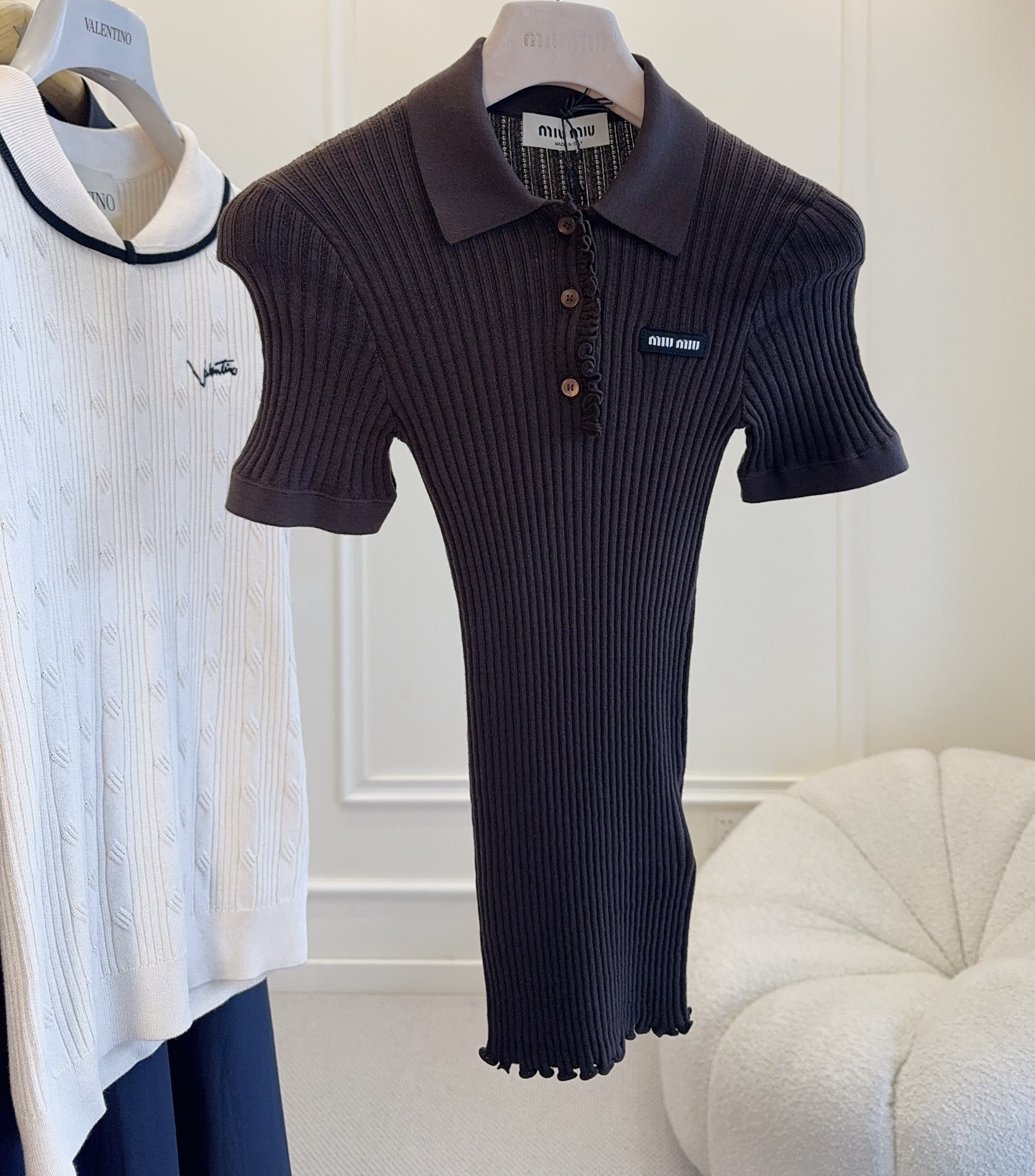 NO:910421,Miu Miu's 2026 new brown knitted Polo shirt is made of elastic pitted knitted fabric and has a slim fit that shows off your body curves!  Polo lapels + dark brown buttons, the small label on the chest is very recognizable. The brown color is retro and versatile, and can be easily worn in college style or commuting. It looks great with skirts and trousers, and you can easily get a gentle and fashionable atmosphere~,,miumiu,skirts,19860909Miu Miu2026新款棕色针织Polo衫,采用弹力坑条针织面料,修身剪裁超显身材曲线！Polo翻领+深棕纽扣,胸前小标超有辨识度.棕色复古又百搭,学院风or通勤都能轻松驾驭,搭裙装裤装都很出彩,轻松get温柔时髦氛围感～,,miumiu,skirts,,Women's clothing