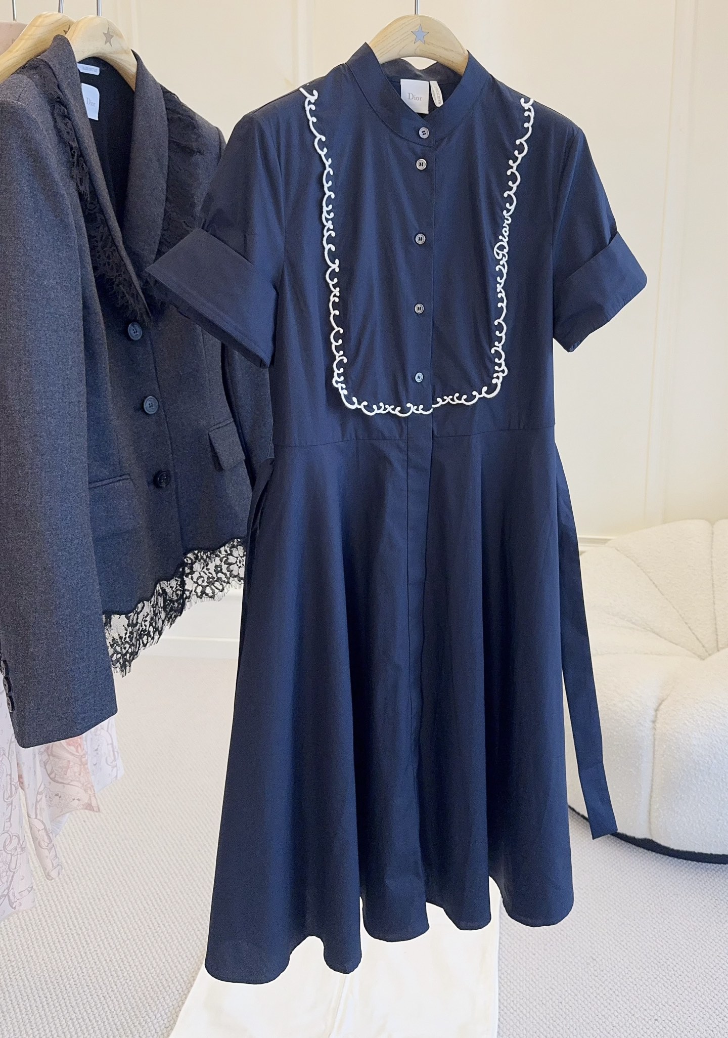 NO:910433,Dior 2026 new navy blue dress, classic navy color, cotton fabric drapes smoothly, skin-friendly and breathable, super comfortable to wear in spring and summer!  Stand-up collar + single-breasted buttons + white chain decoration, full of details. The fabric belt modifies the waistline, and the skirt naturally spreads out, covering the flesh and making you look slimmer. It is friendly to both apple-shaped and pear-shaped figures. The short-sleeved design is neat and can be easily controlled for commuting, dating, and light business. It looks great with white shoes or high heels.,, dior, high heels, skirts, T-shirt,19860909Dior 2026新款藏蓝连衣裙,经典藏青色,棉质面料顺滑垂坠,亲肤透气,春夏穿超舒服！立领+单排扣+白色链条装饰,细节满分.本布腰带修饰腰线,裙摆自然散开,遮肉显瘦,苹果型、梨形身材都友好.短袖设计利落,通勤、约会、轻商务都能轻松驾驭,搭配小白鞋或高跟鞋都很出彩.,,dior,high heels,skirts,T-shirt,,Women's clothing