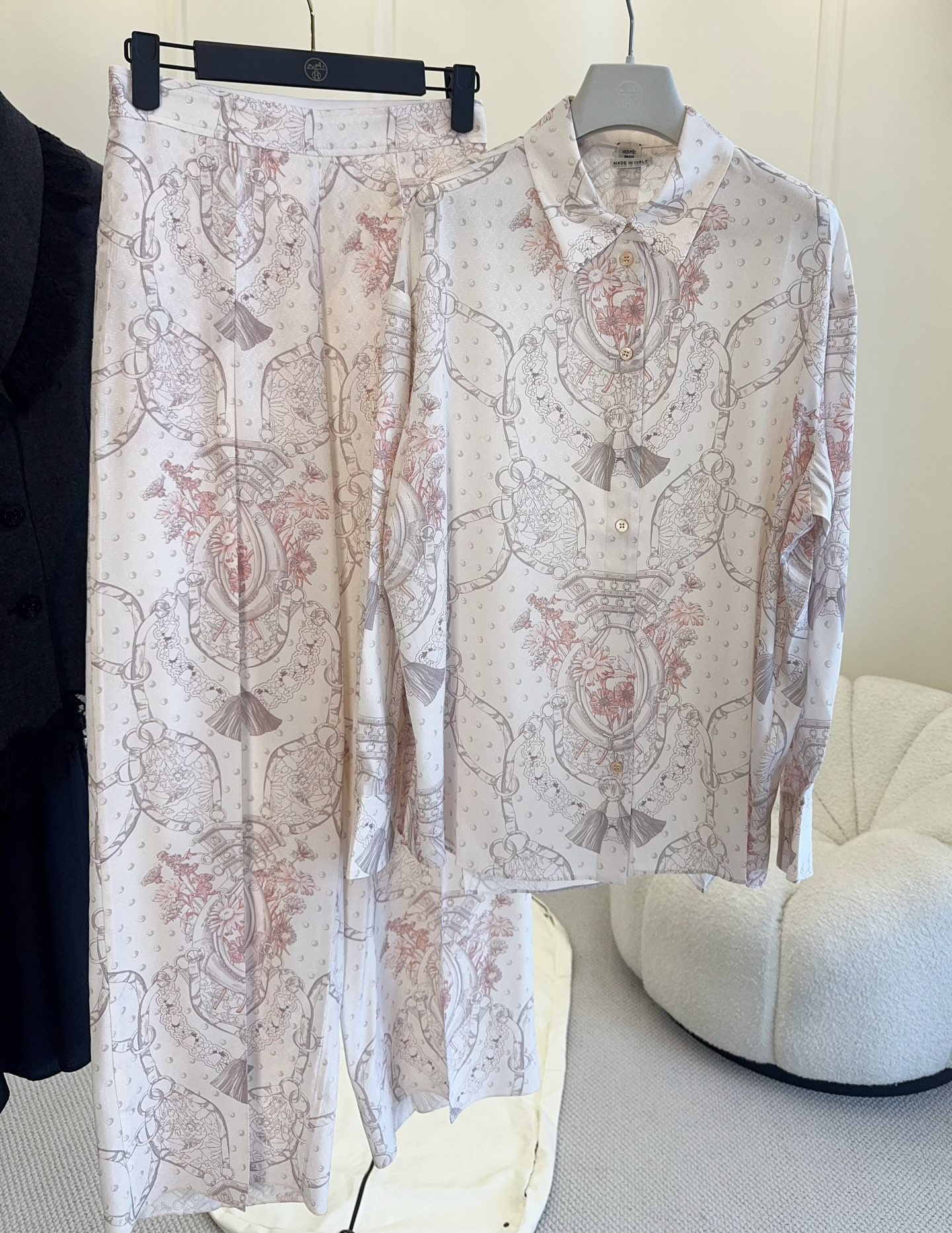 NO:910449,Shirts and pants Hermes 2026 new nude pink printed suit, long-sleeved shirt and high-waisted wide-leg pants, silk dark jacquard, low-saturated nude foundation color with looming flowers, gentle and elegant. The fabric has good drape, loose cut, comfortable and elegant, and can be easily controlled in daily commuting. Easily get an intellectual and relaxed style, low-key and textured!  ,,hermes,shirts,real silk,19860909衬衫 裤子Hermes2026新款裸粉色印花套装,长袖衬衫和高腰阔腿裤,真丝暗纹提花,低饱和裸粉底色配若隐若现花卉,温柔又优雅.面料垂感好,宽松剪裁,舒适又显气质,通勤日常都能轻松驾驭.轻松get知性松弛风,低调又有质感！,,hermes,shirts,real silk,,Women's clothing