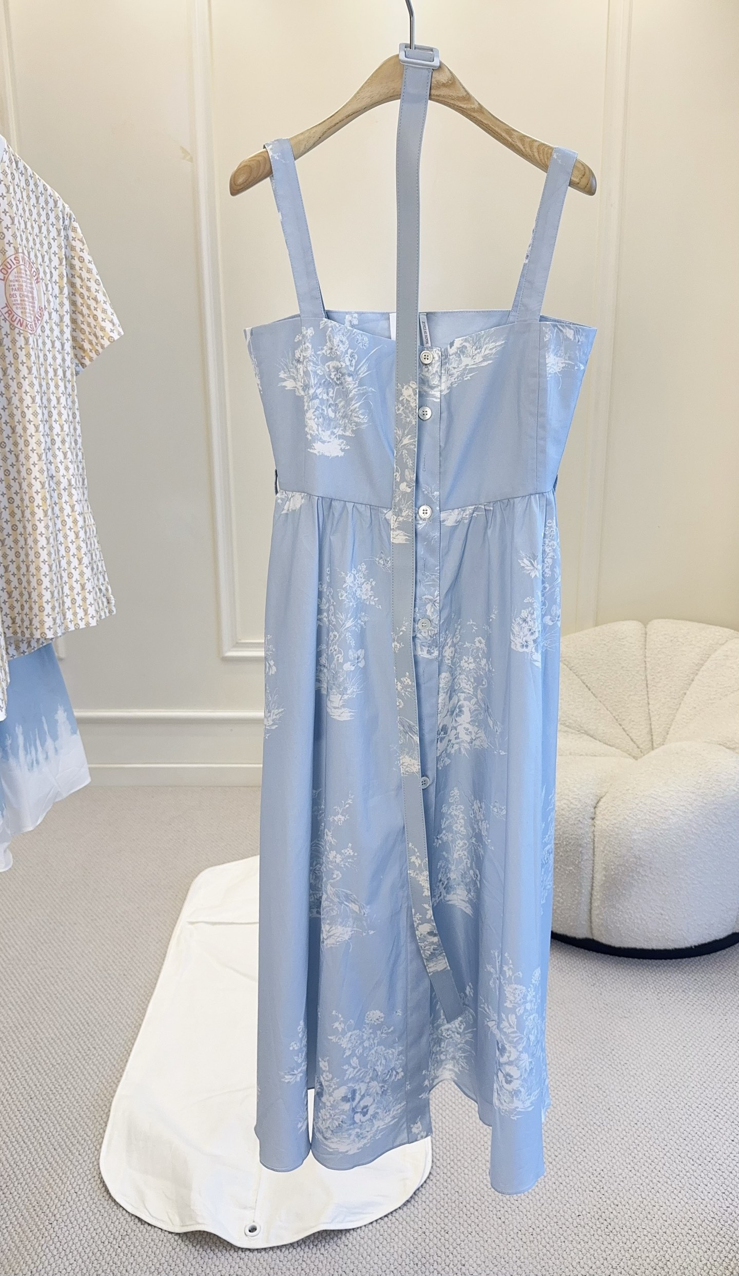 NO:910464,Dior 2026 early autumn series blue suspender skirt, light blue background with white floral print, fresh, elegant and super atmospheric!  Made of light and breathable fabrics, the square collar design modifies the shoulder and neck lines, the button placket is full of details, and the same color belt tightens the waist to highlight the curves. The large skirt is elegant and flexible, hiding the crotch and covering the flesh. It can be easily used in daily life, vacations, and dates, and the French romantic atmosphere is full!  ,,dior,skirts,19860909Dior 2026早秋系列蓝色吊带裙,淡蓝底色配白色花卉印花,清新优雅超有氛围感！轻薄透气面料,方领设计修饰肩颈线条,纽扣门襟细节满分,同色腰带收腰显曲线.大裙摆飘逸灵动,藏胯遮肉,日常、度假、约会都能轻松驾驭,法式浪漫氛围感拉满！,,dior,skirts,,Women's clothing