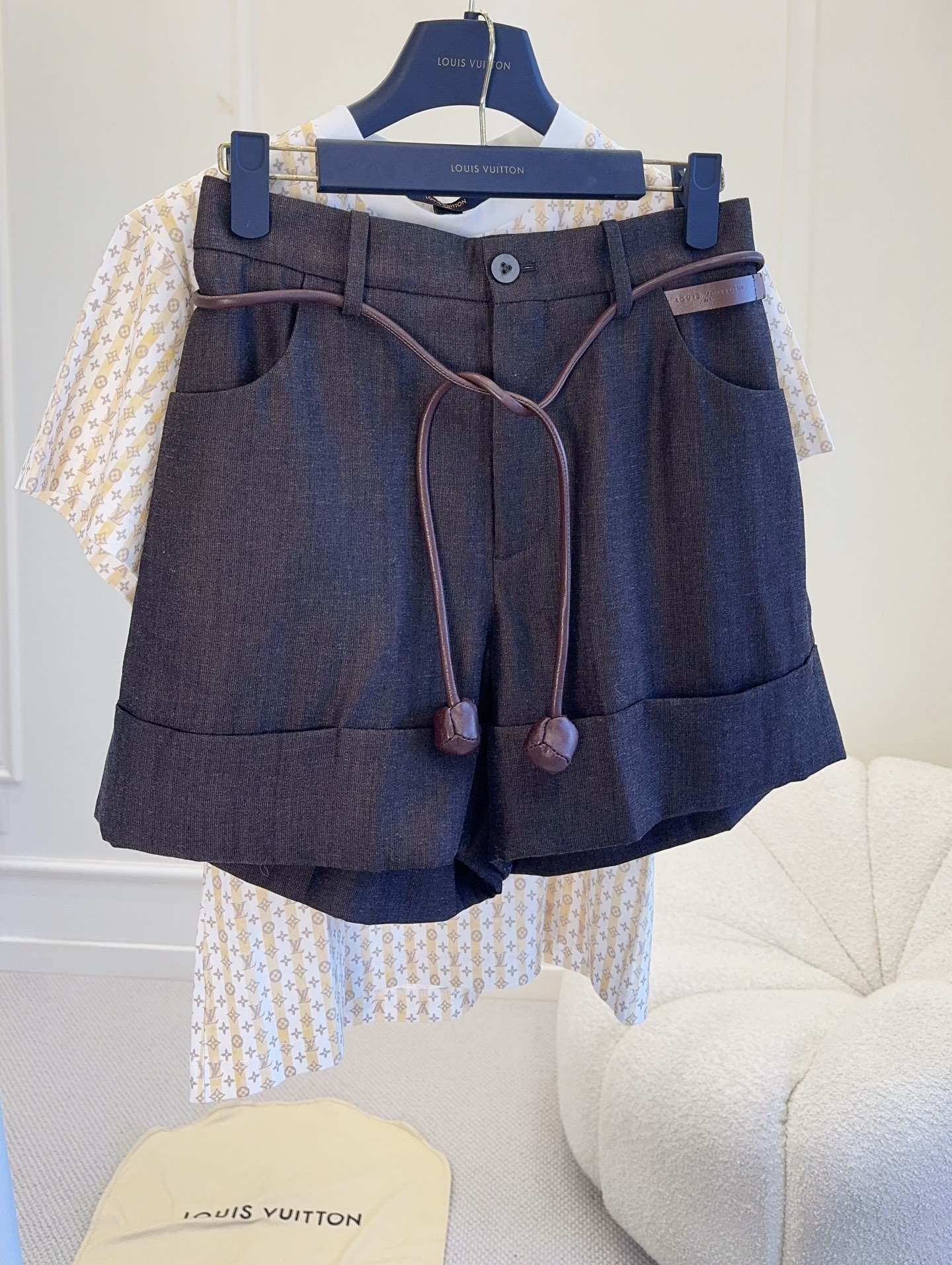 NO:910456,LV 2026 new high-waisted wide-leg shorts, wool and linen blend, with a crisp and comfortable texture. A-line version + high-waist design, slimming and modified waistline, paired with a brown leather belt, full of details!  The large pockets on both sides are super practical and suitable for daily travel or vacation. The overall style is casual and fashionable. Pair it with a simple top or shirt. It is a versatile style that can be worn by all levels!  ,,louis vuitton,shorts,shirts,19860909LV 2026新款高腰阔腿短裤,羊毛亚麻混纺,质感挺括又舒适.A字版型+高腰设计,显瘦修饰腰线,搭配棕色皮质腰带,细节满分！两侧大口袋超实用,日常出行或度假都很适合.整体风格休闲时髦,搭配简约上衣或衬衫,四级可穿的百搭款！,,louis vuitton,shorts,shirts,,Women's clothing