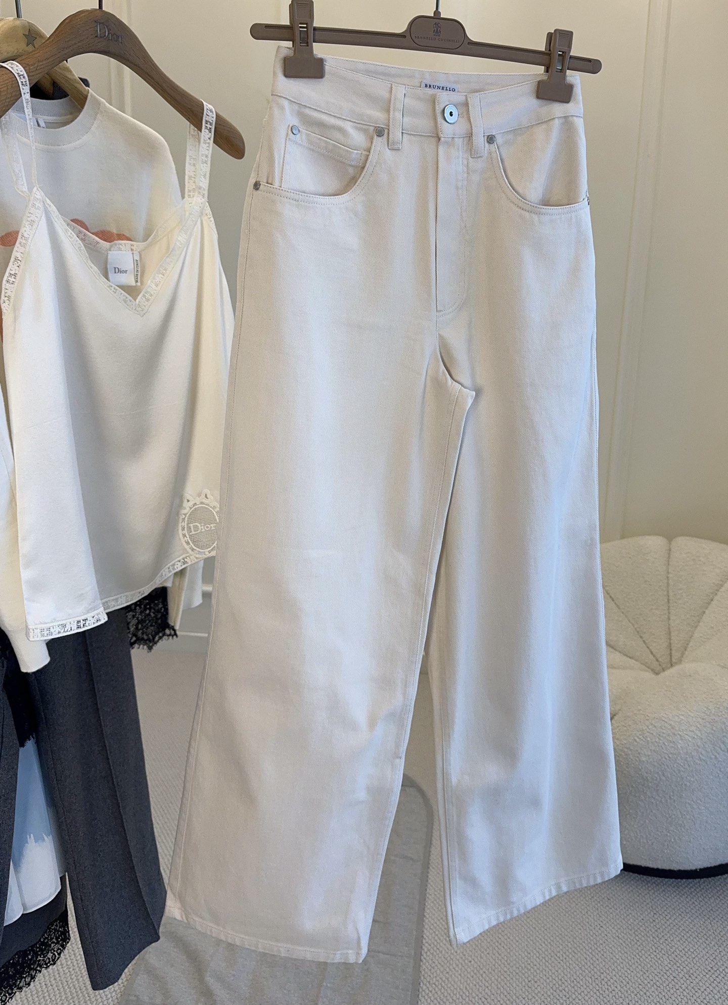 NO:910459,bc2026 new straight-leg jeans have good drape and are comfortable. The loose straight-leg design shows off your leg shape and is friendly to pear-shaped figures!  The high-waist cut elongates the proportion and looks great when paired with a blouse or shirt. The leather tag on the back waist is perfect for details. The apricot white color is versatile. It can be easily worn for commuting and leisure in spring and summer. It is simple and high-end. It is a wardrobe must-have!  ,,jeans,shirts,19860909bc2026新款直筒牛仔裤,垂感好又舒适,宽松直筒设计超显腿型,梨型身材友好！高腰剪裁拉长比例,搭配短上衣或衬衫都很出彩.后腰皮牌装饰,细节满分,杏白色百搭,春夏通勤休闲都能轻松驾驭,简约又高级,衣橱必备！,,jeans,shirts,,Women's clothing