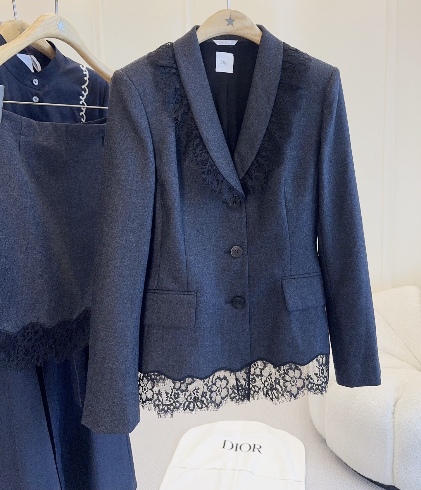 NO:911239,Jacket Skirt Dior 2026 new woolen gray lace blazer skirt, customized wool material, soft and stylish, lace design is super detailed!  V-neck + three buttons, neat tailoring, easy to control during daily commute, elegant and capable. Gray is low-key and high-end, paired with a skirt of the same color, you can easily get an elegant and capable outfit, perfect temperament!  ,,dior,skirts,jackets & coats,business suit,19860909外套 半裙Dior 2026新款毛呢灰色蕾丝边西装外套半裙,定制羊毛材质,柔软有型,蕾丝边设计超有细节感！V领+三颗纽扣,剪裁利落,通勤日常都能轻松驾驭,优雅又干练.灰色低调高级,搭配同色系裙装,轻松get优雅干练穿搭,气质满分！,,dior,skirts,jackets & coats,business suit,,Women's clothing