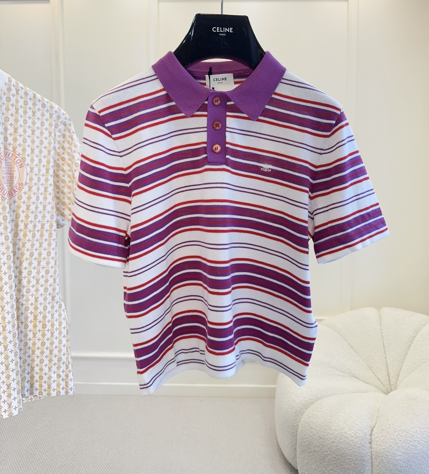 NO:911210,CELINE 2026 new purple striped Polo shirt, light knitted fabric, breathable and comfortable, perfect for summer!  Purple red and white contrasting stripes + purple lapels, full of retro college style, and the Triomphe embroidery on the chest is very recognizable. The short cut modifies the waistline, looks great with jeans or skirts, can be easily worn for commuting and leisure, and gets the French relaxed feeling!  ,,celine,skirts,jeans,19860909CELINE 2026新款紫色条纹Polo衫,轻薄针织面料,透气舒适,夏天穿超合适！紫红白撞色条纹+紫色翻领,复古学院风满满,胸前Triomphe刺绣超有辨识度.短款剪裁修饰腰线,搭牛仔裤或半裙都很出彩,通勤休闲都能轻松驾驭,法式松弛感get！,,celine,skirts,jeans,,Women's clothing